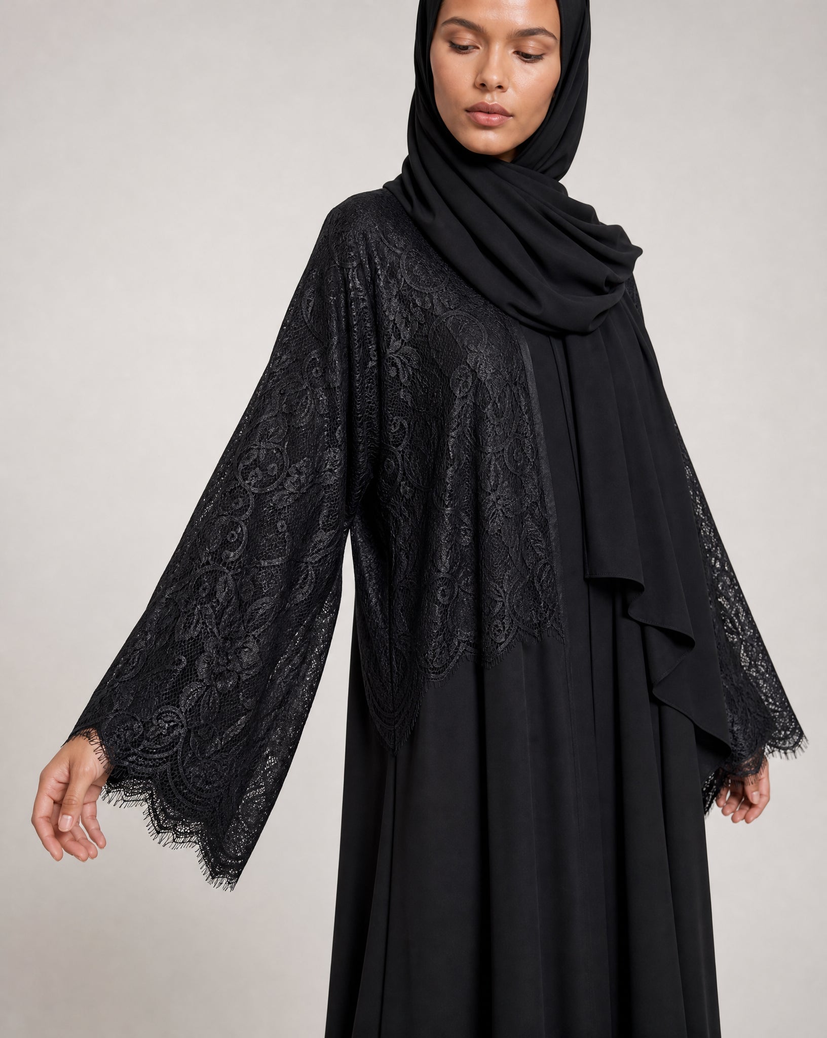 1/2 LACE BK ABAYA - MODISH - MIRA Y MANO