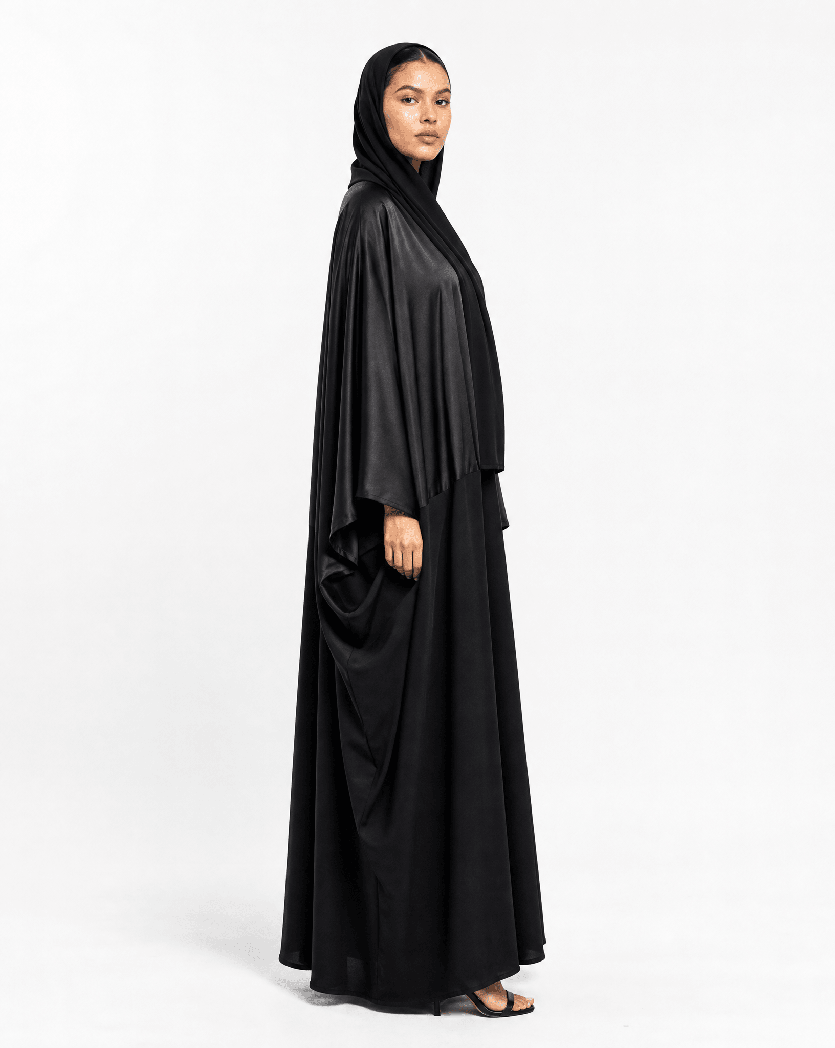 AURA - BK ABAYA - MODISH - MIRA Y MANO