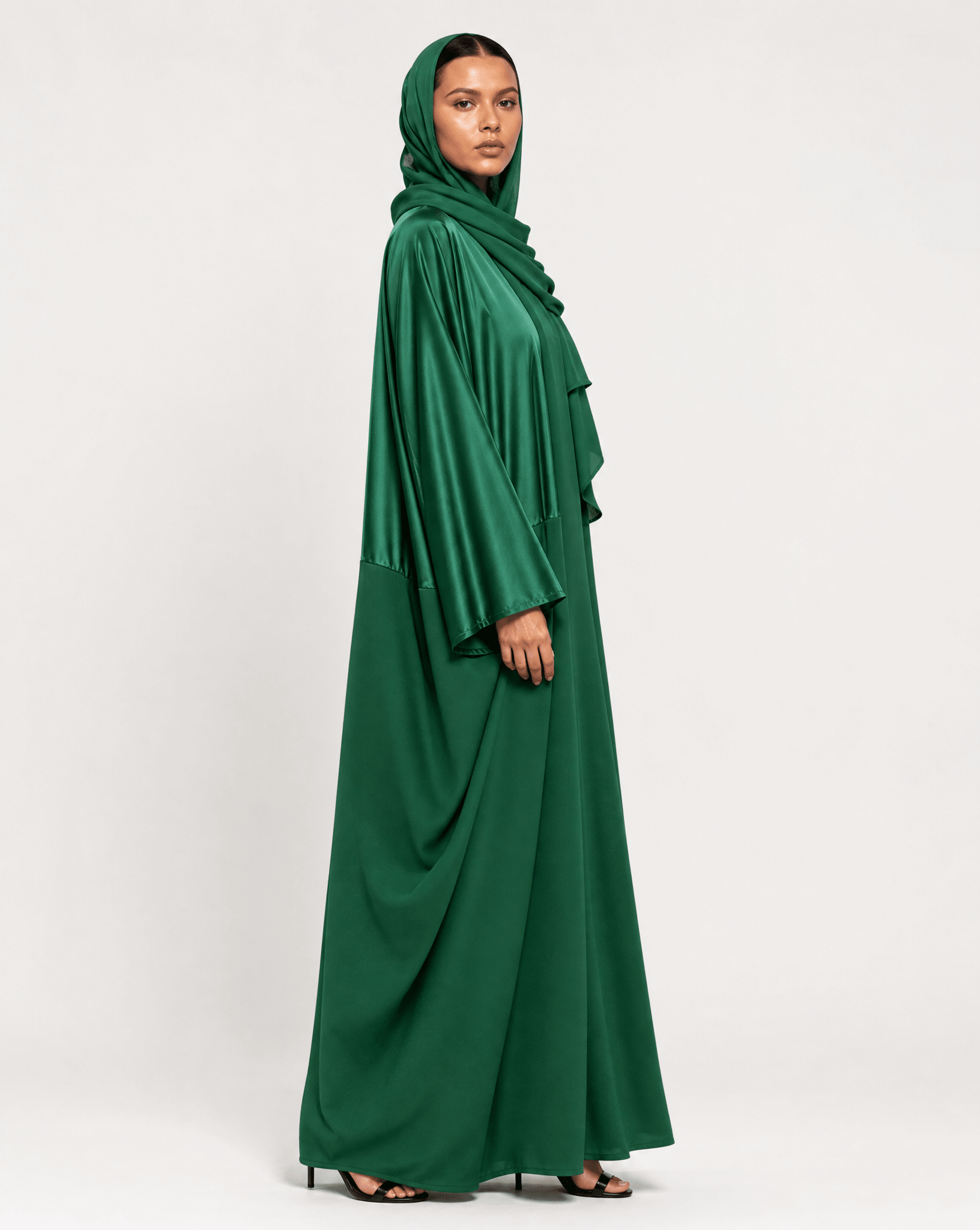 AURA - DGRN ABAYA - MODISH - MIRA Y MANO