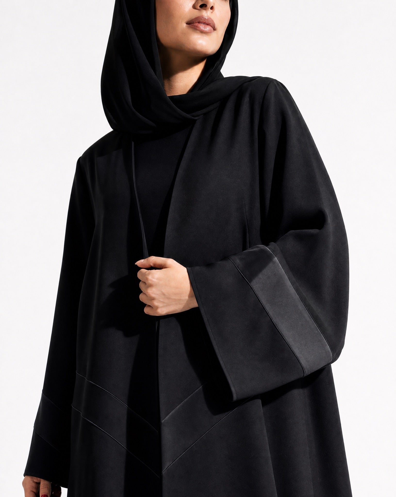 CHEVRON-BK - Black Crepe Abaya - MODISH - MIRA Y MANO