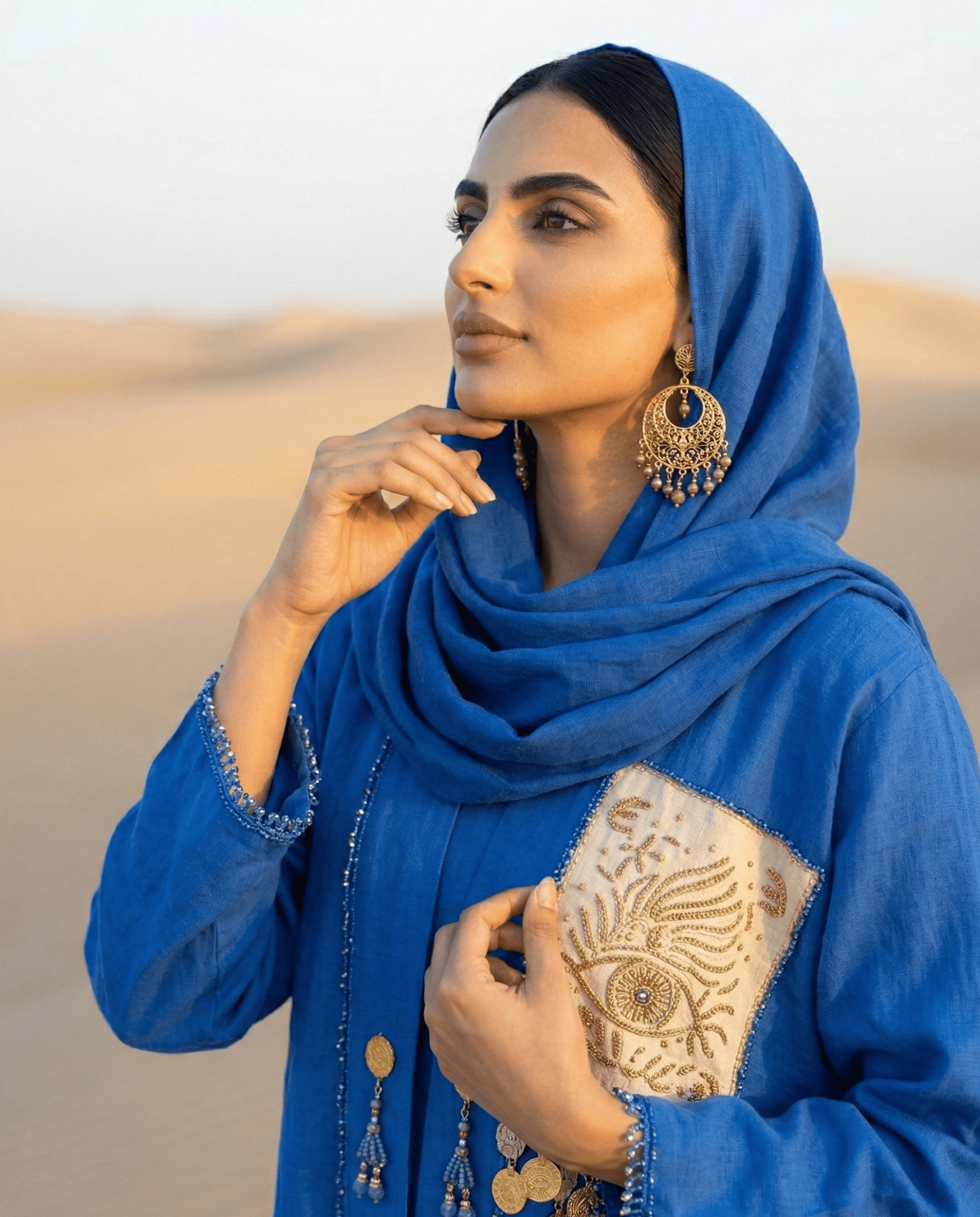 ATQPTKFT - 26BL ABAYA - MOJA MAJKA - MIRA Y MANO