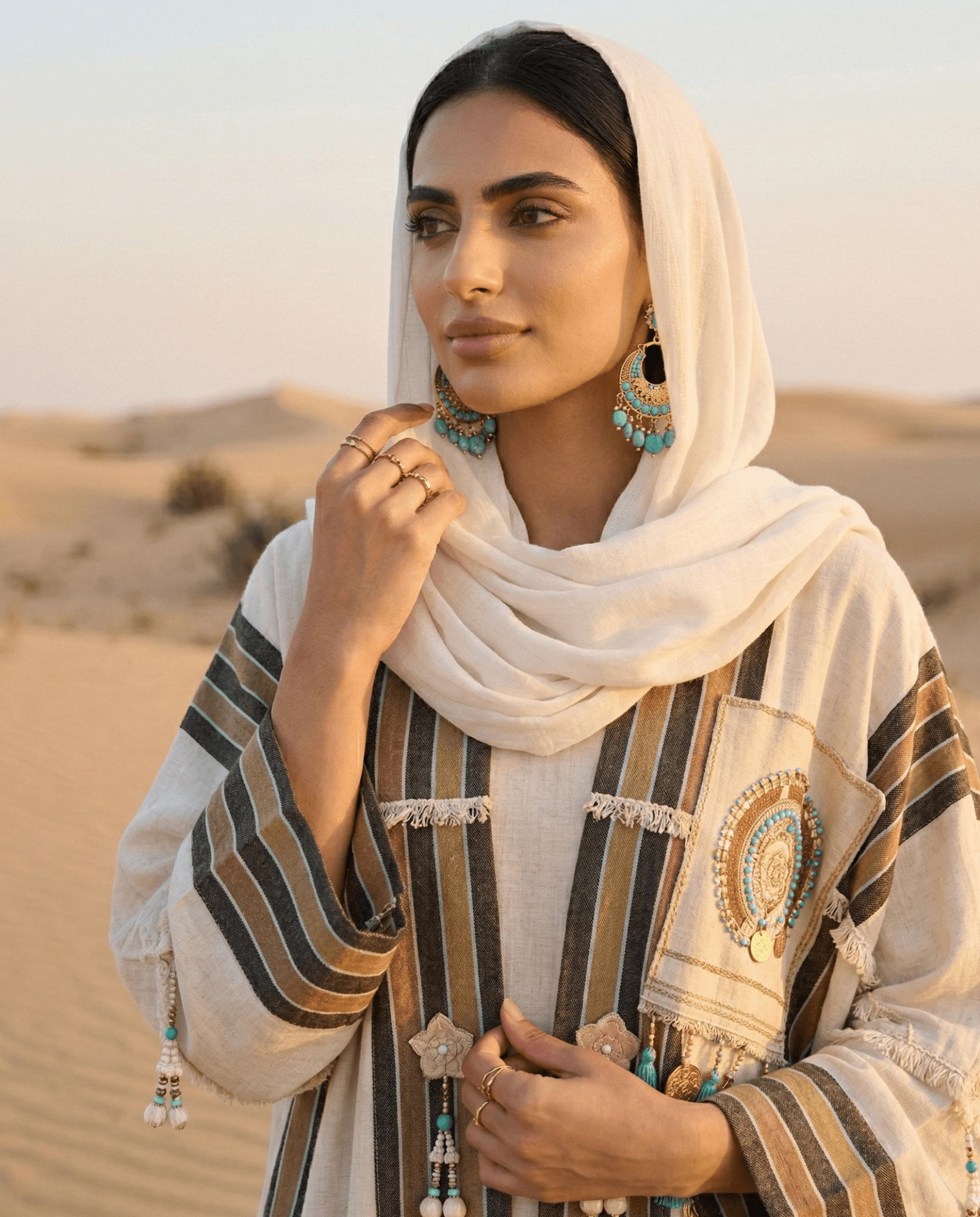 ATQPTKFT - 26WH ABAYA - MOJA MAJKA - MIRA Y MANO