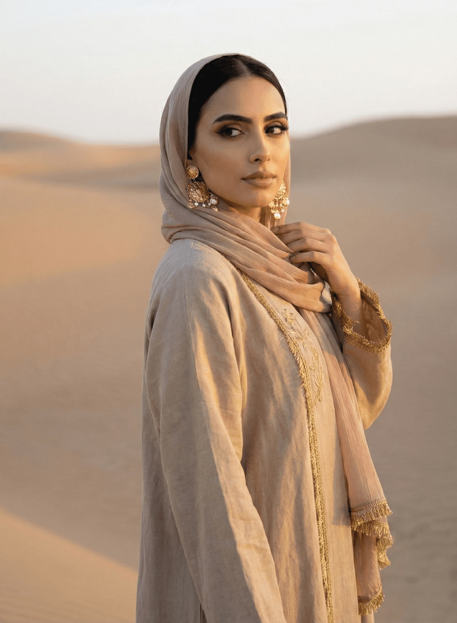 SIRKFT - BW ABAYA - MOJA MAJKA - MIRA Y MANO