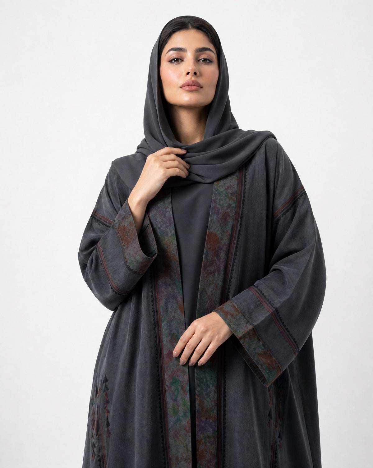 Half-Bisht Inner Print Abaya - MRAISHA - MIRA Y MANO
