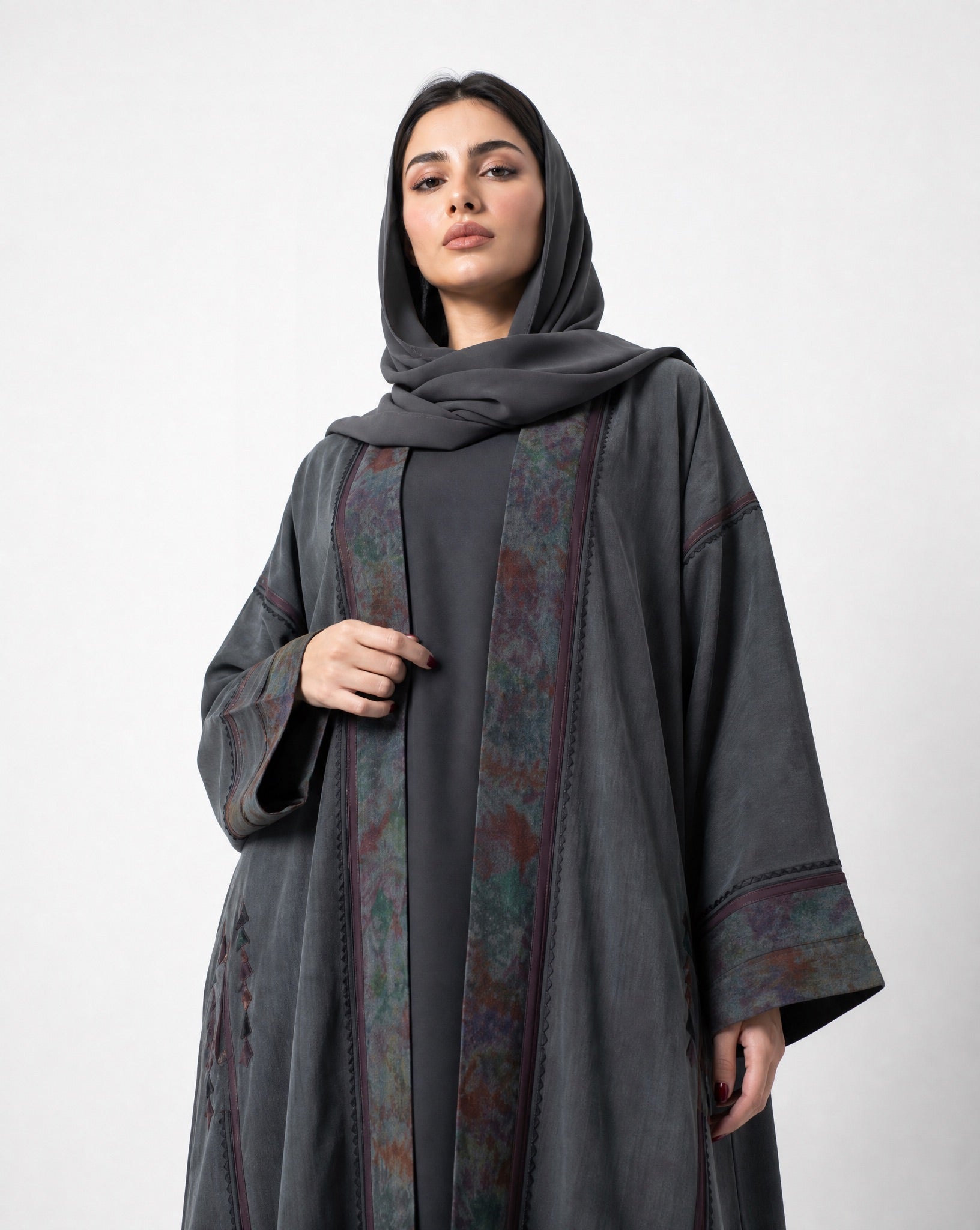 Half-Bisht Inner Print Abaya - MRAISHA - MIRA Y MANO