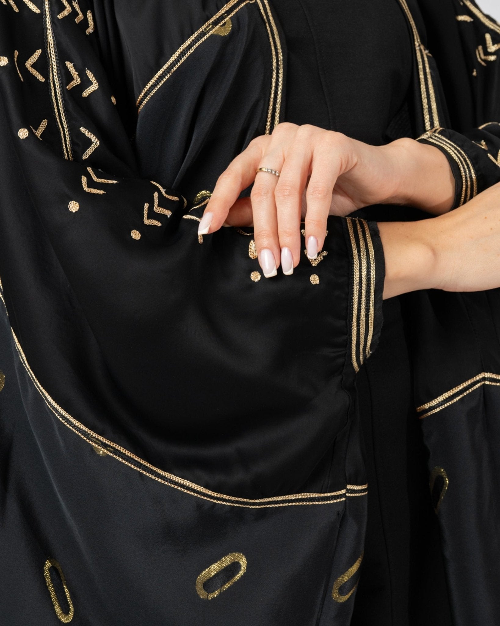 MRAAS2641 - Black Silk Abaya - MRAISHA - MIRA Y MANO