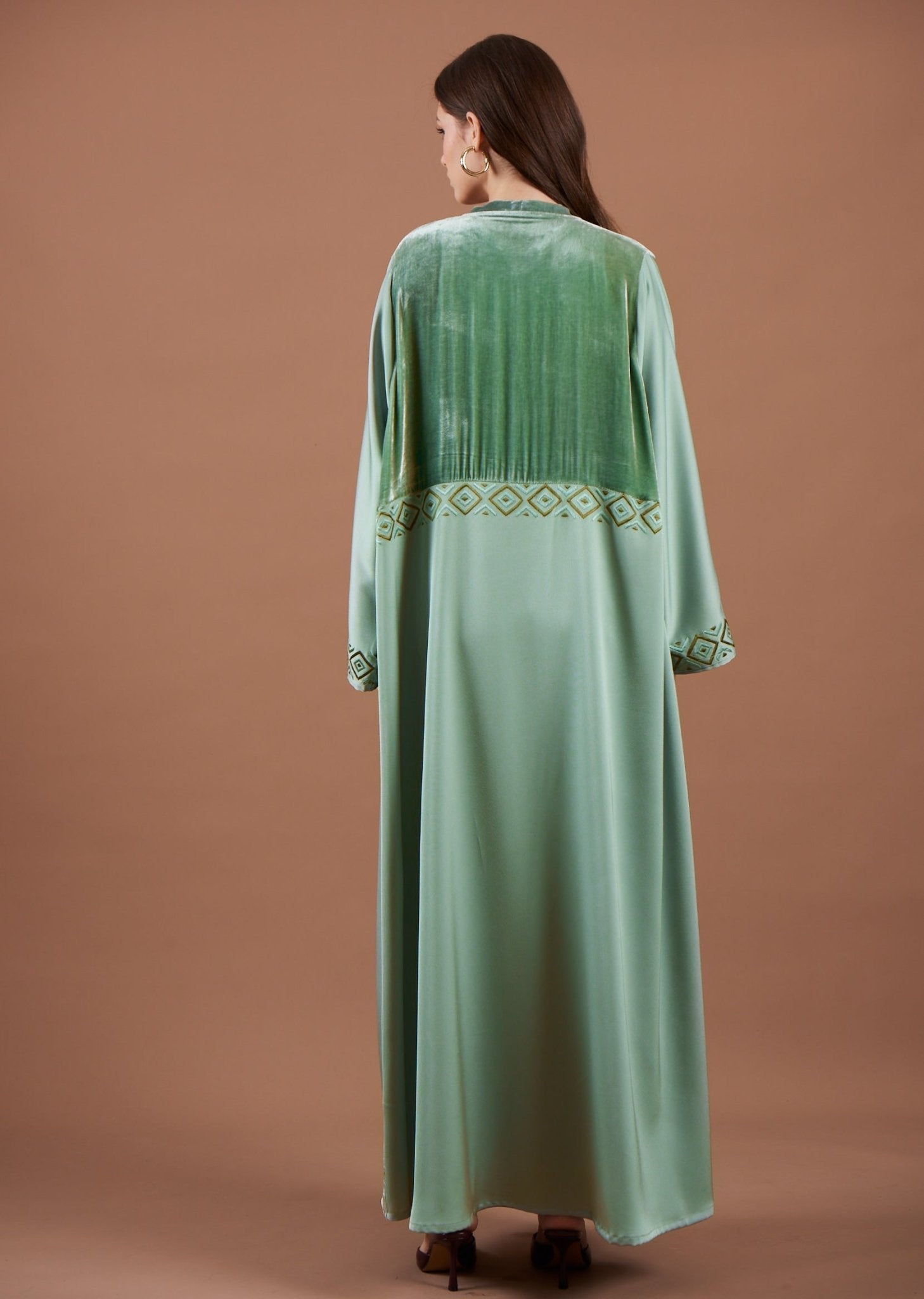 F 044 ABAYA - NM BOUTIQUE - MIRA Y MANO