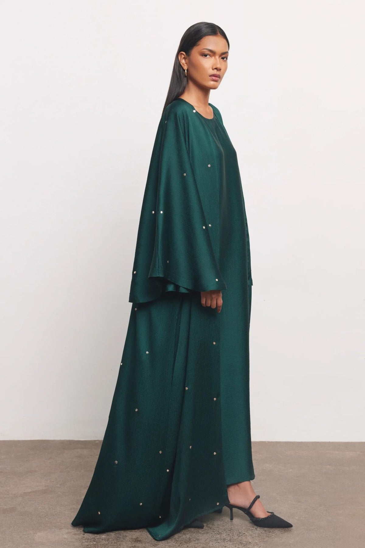 DOTS ABAYA - GRN ABAYA - NORA AL SHAIKH - MIRA Y MANO