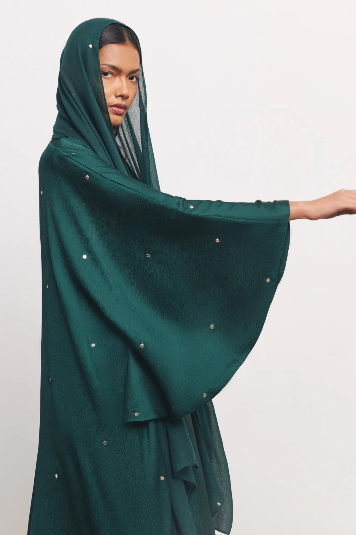 DOTS ABAYA - GRN ABAYA - NORA AL SHAIKH - MIRA Y MANO