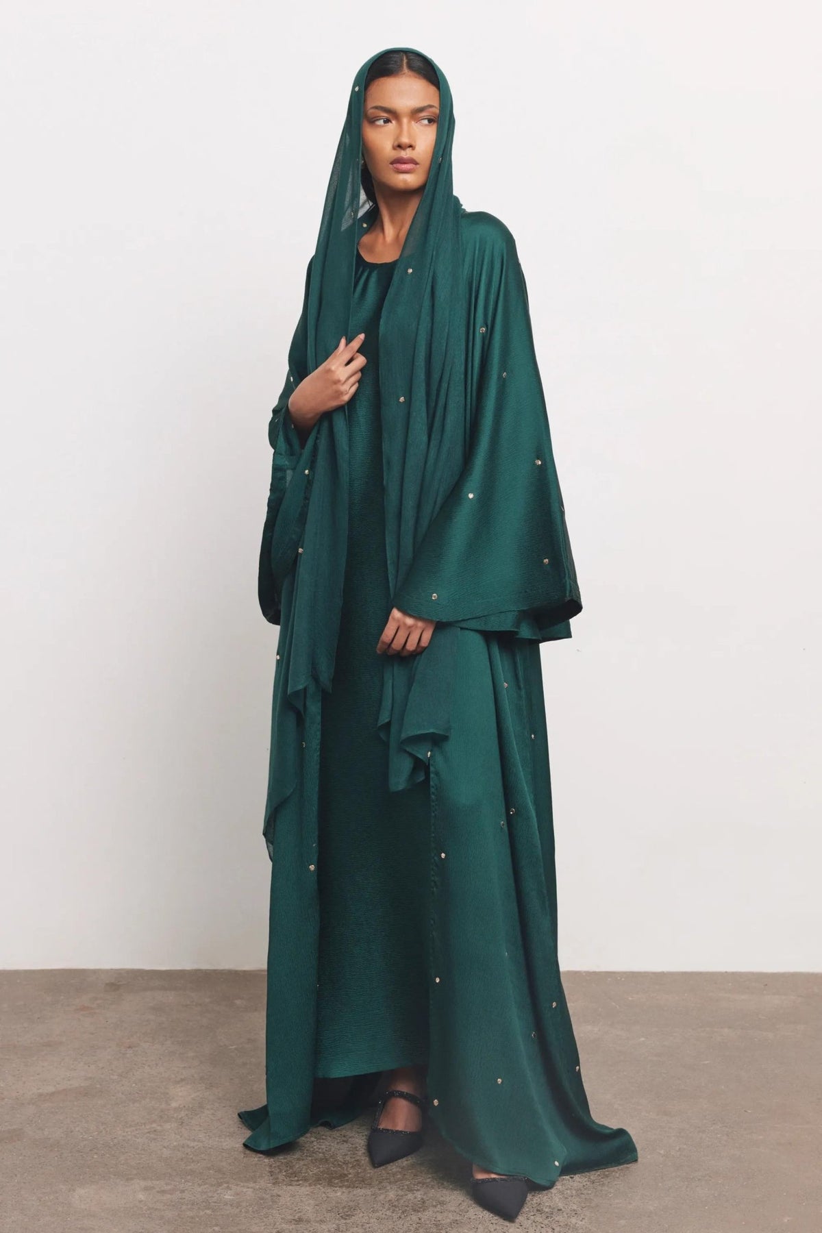 DOTS ABAYA - GRN ABAYA - NORA AL SHAIKH - MIRA Y MANO