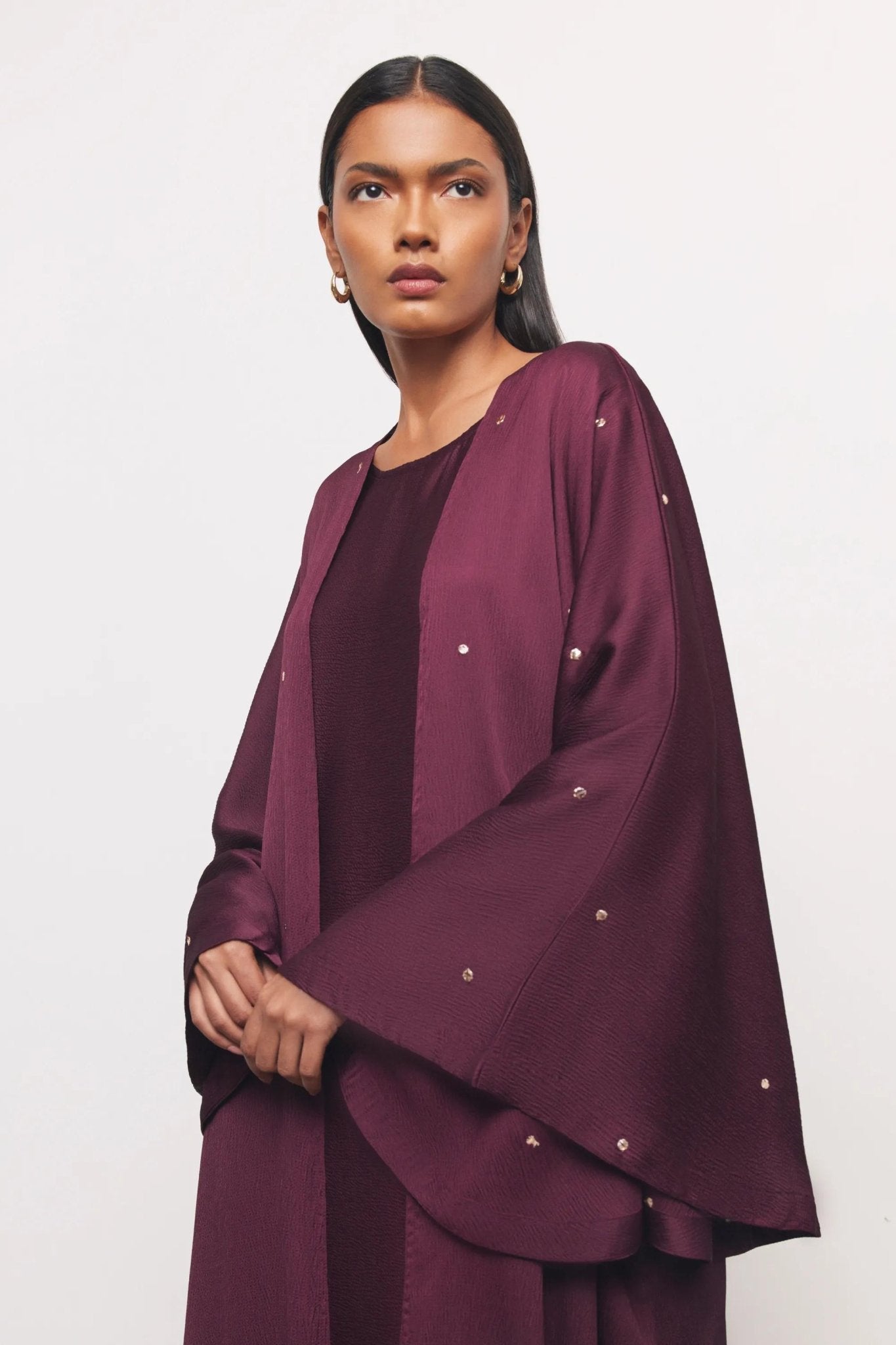 DOTS ABAYA - MRN ABAYA - NORA AL SHAIKH - MIRA Y MANO