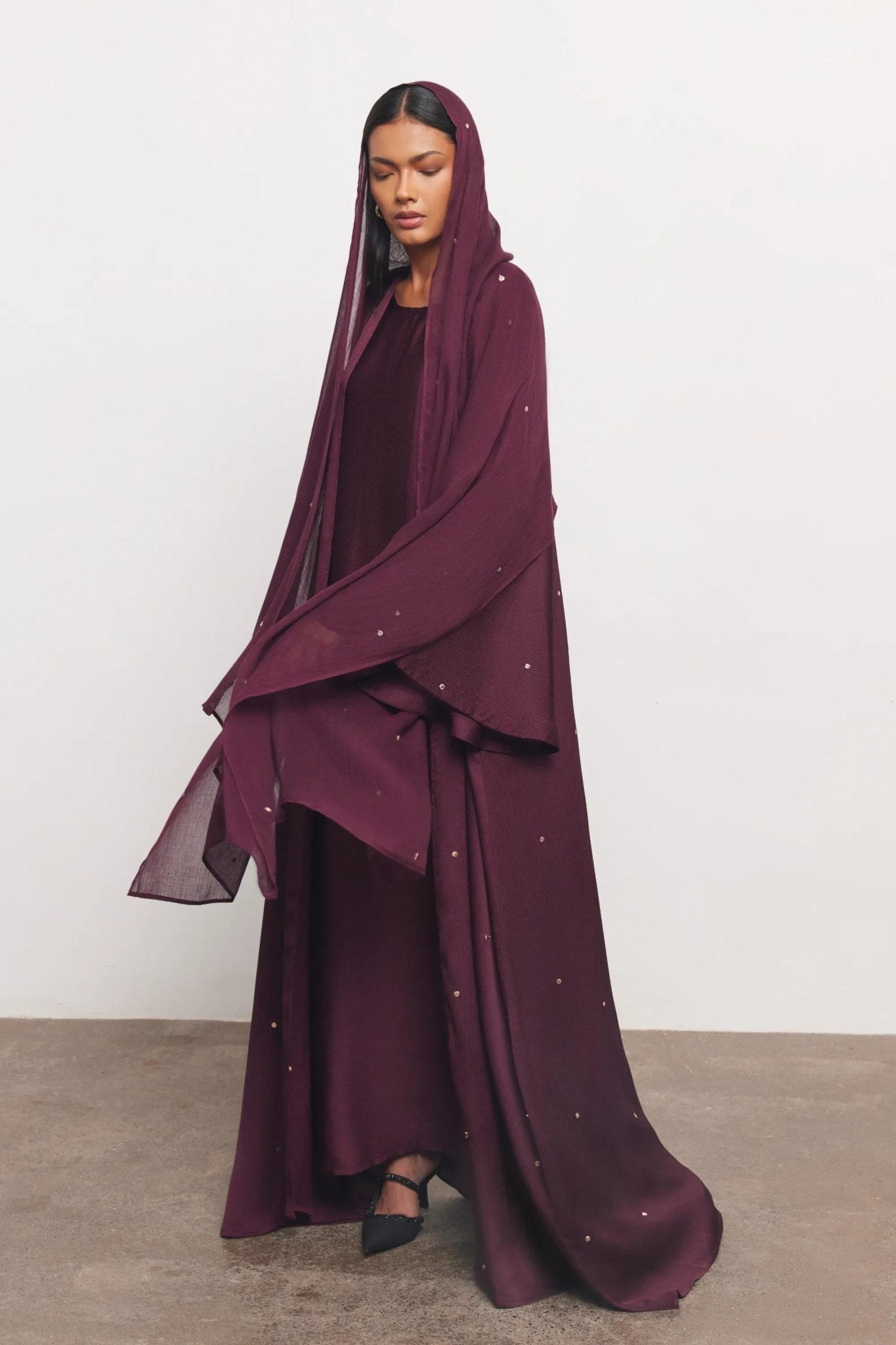 DOTS ABAYA - MRN ABAYA - NORA AL SHAIKH - MIRA Y MANO