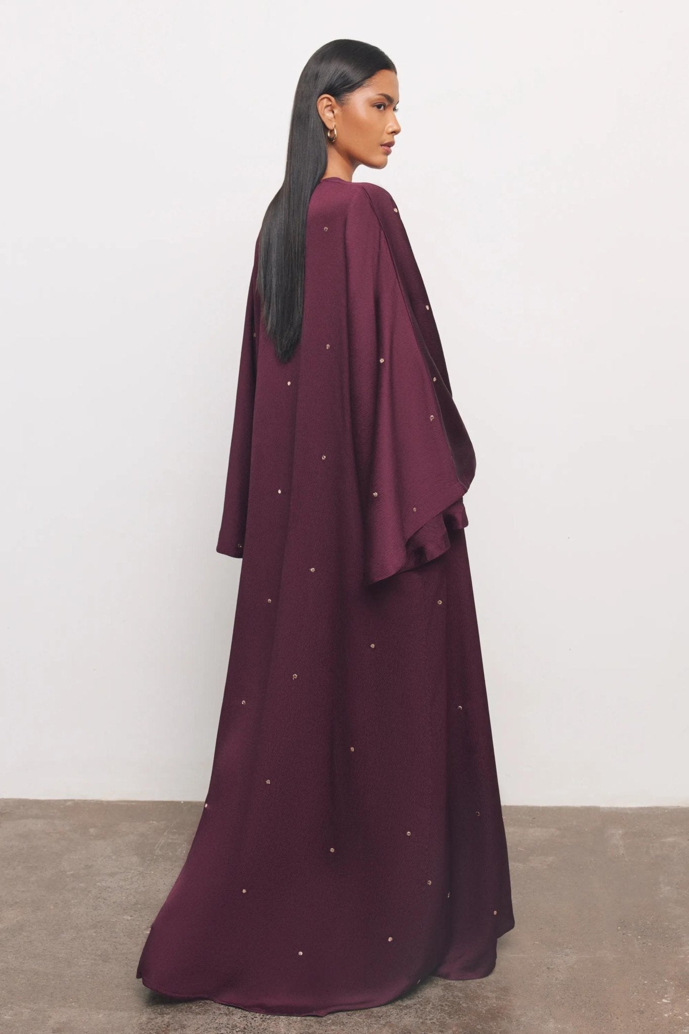 DOTS ABAYA - MRN ABAYA - NORA AL SHAIKH - MIRA Y MANO