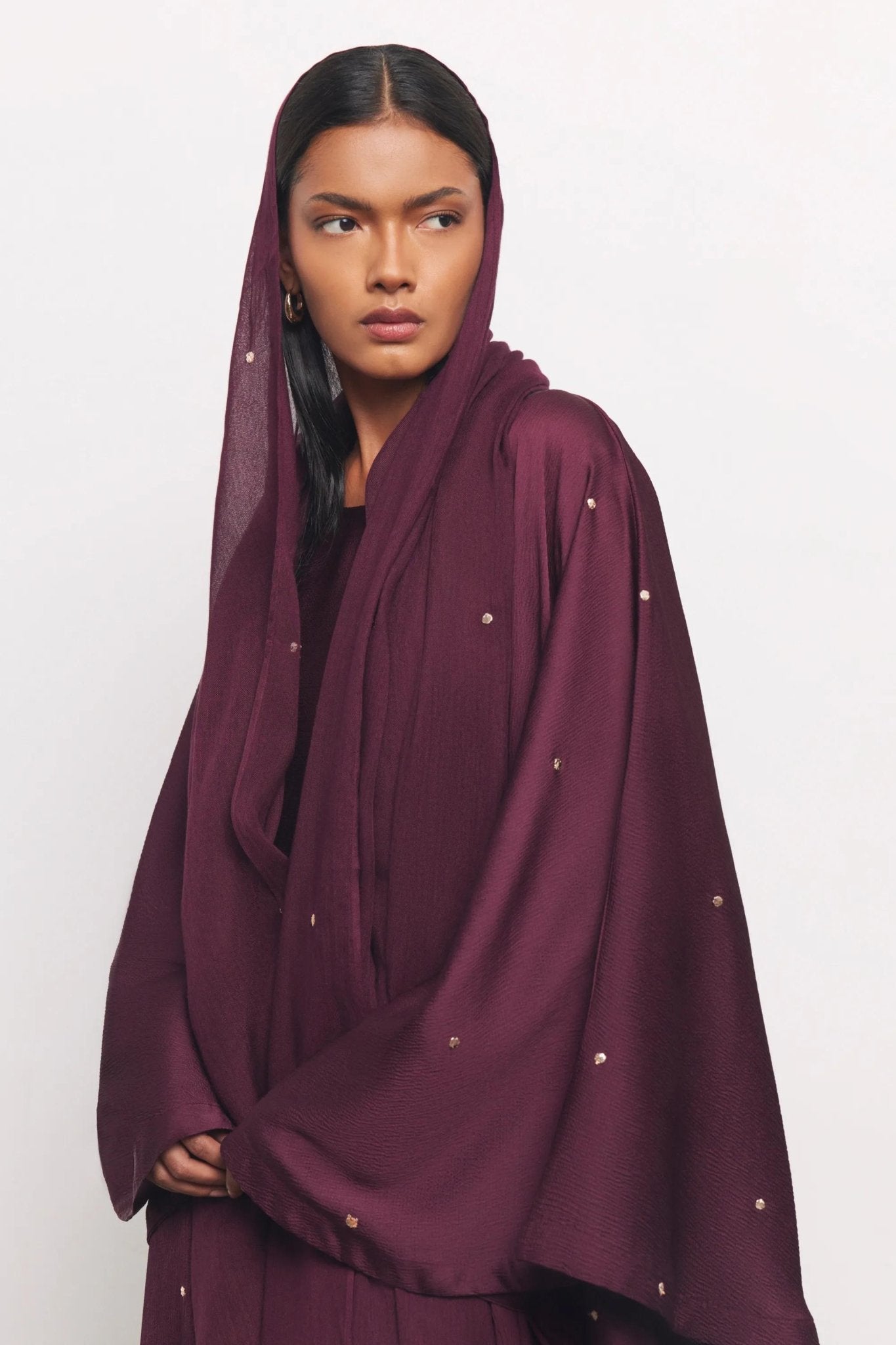 DOTS ABAYA - MRN ABAYA - NORA AL SHAIKH - MIRA Y MANO