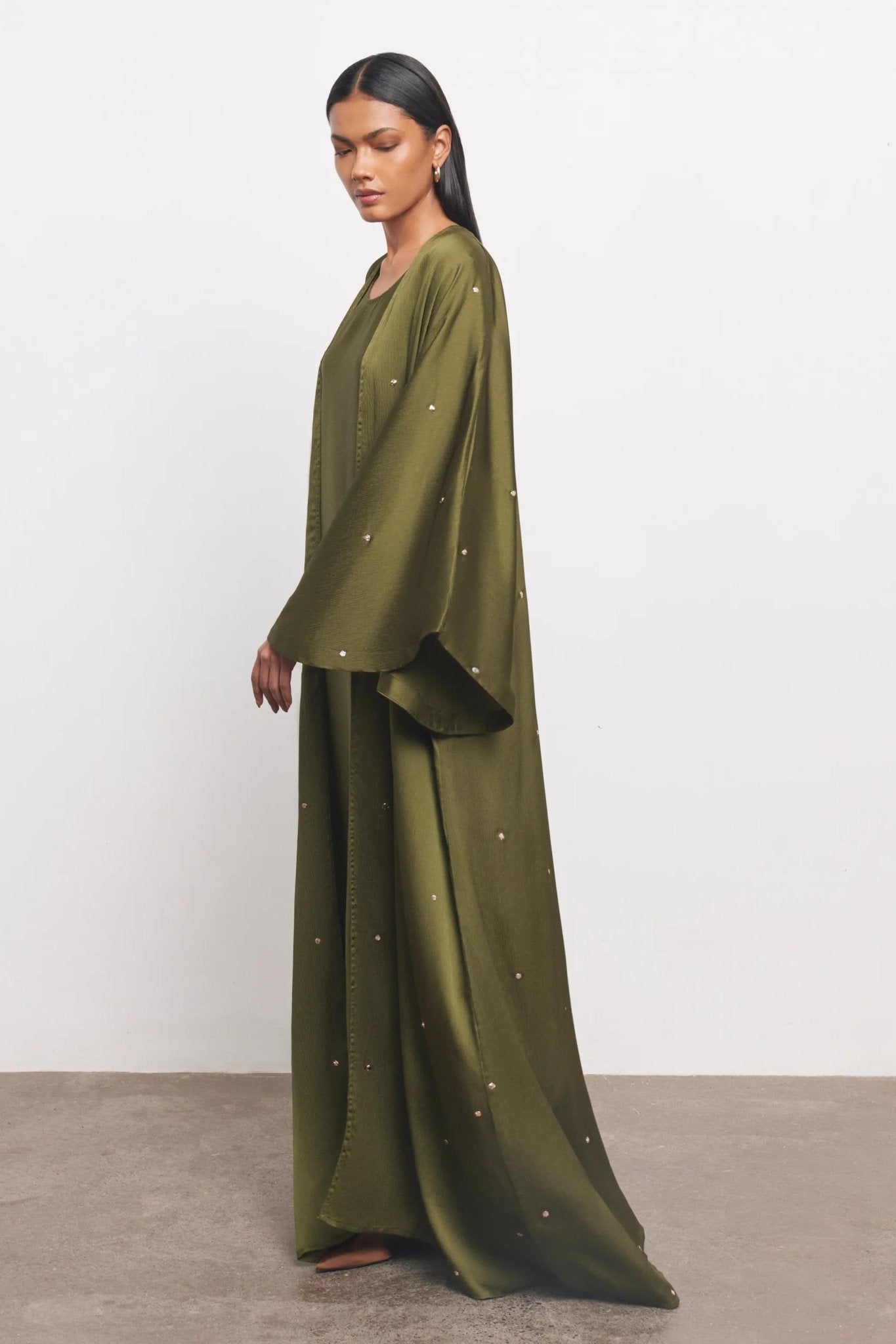 DOTS ABAYA - OLV ABAYA - NORA AL SHAIKH - MIRA Y MANO