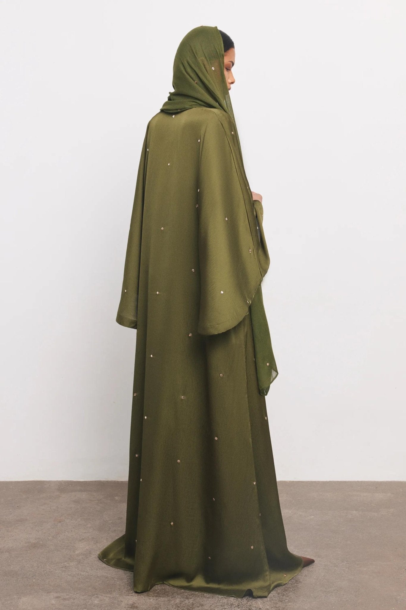 DOTS ABAYA - OLV ABAYA - NORA AL SHAIKH - MIRA Y MANO