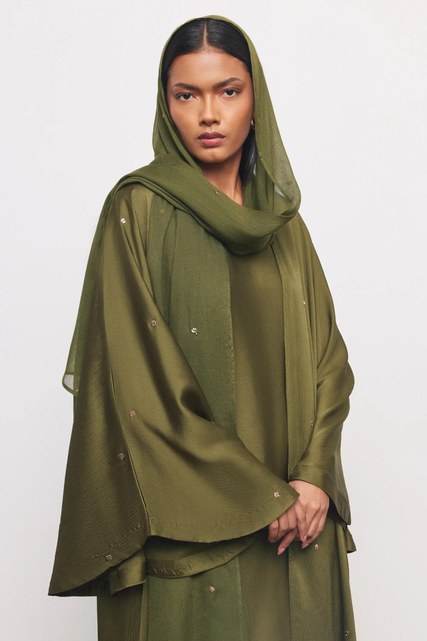 DOTS ABAYA - OLV ABAYA - NORA AL SHAIKH - MIRA Y MANO