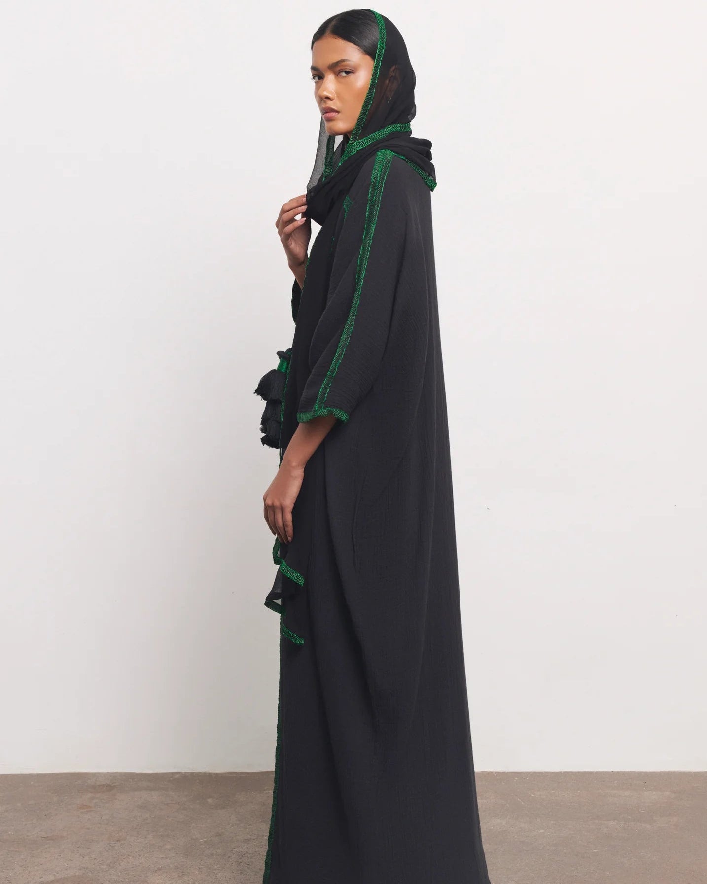GREEN EMB TBLK ABAYA - NORA AL SHAIKH - MIRA Y MANO