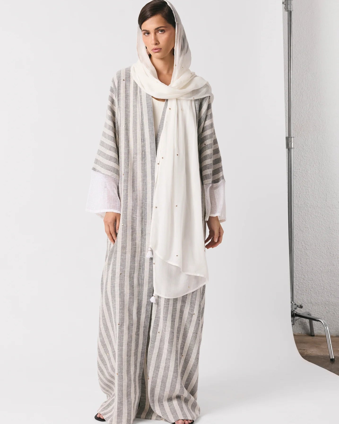 SUM1002 ABAYA - NORA AL SHAIKH - MIRA Y MANO