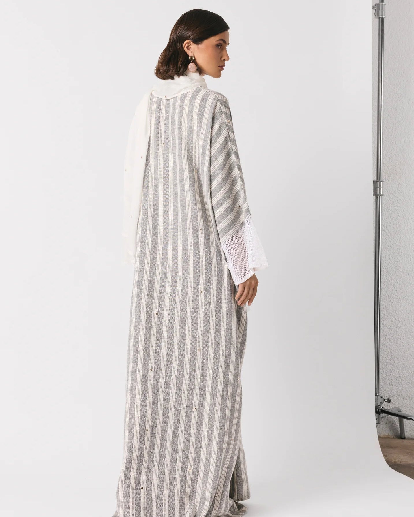 SUM1002 ABAYA - NORA AL SHAIKH - MIRA Y MANO
