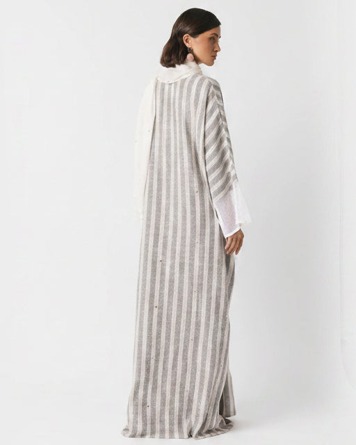 SUM1002 ABAYA - NORA AL SHAIKH - MIRA Y MANO