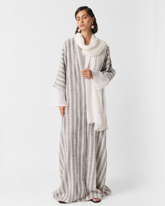 SUM1002 ABAYA - NORA AL SHAIKH - MIRA Y MANO