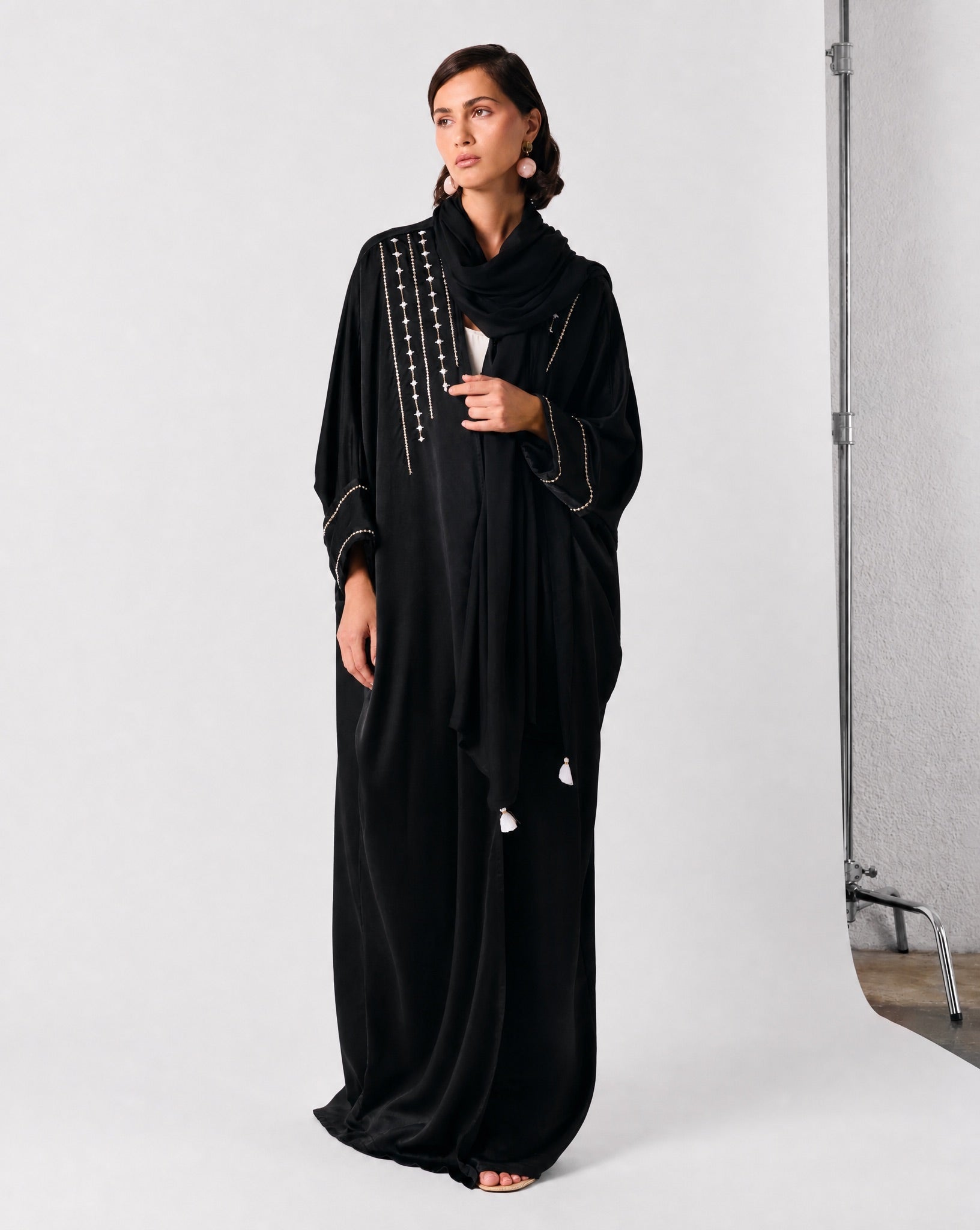 SUM1004 ABAYA - NORA AL SHAIKH - MIRA Y MANO