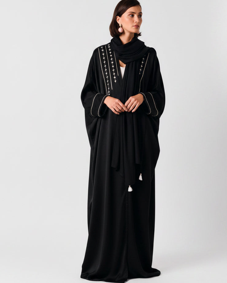 SUM1004 ABAYA - NORA AL SHAIKH - MIRA Y MANO