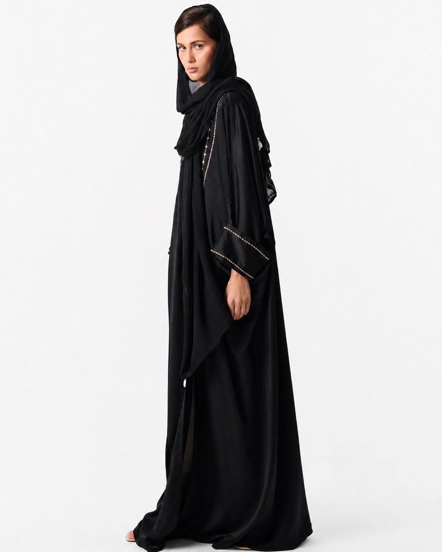 SUM1004 ABAYA - NORA AL SHAIKH - MIRA Y MANO