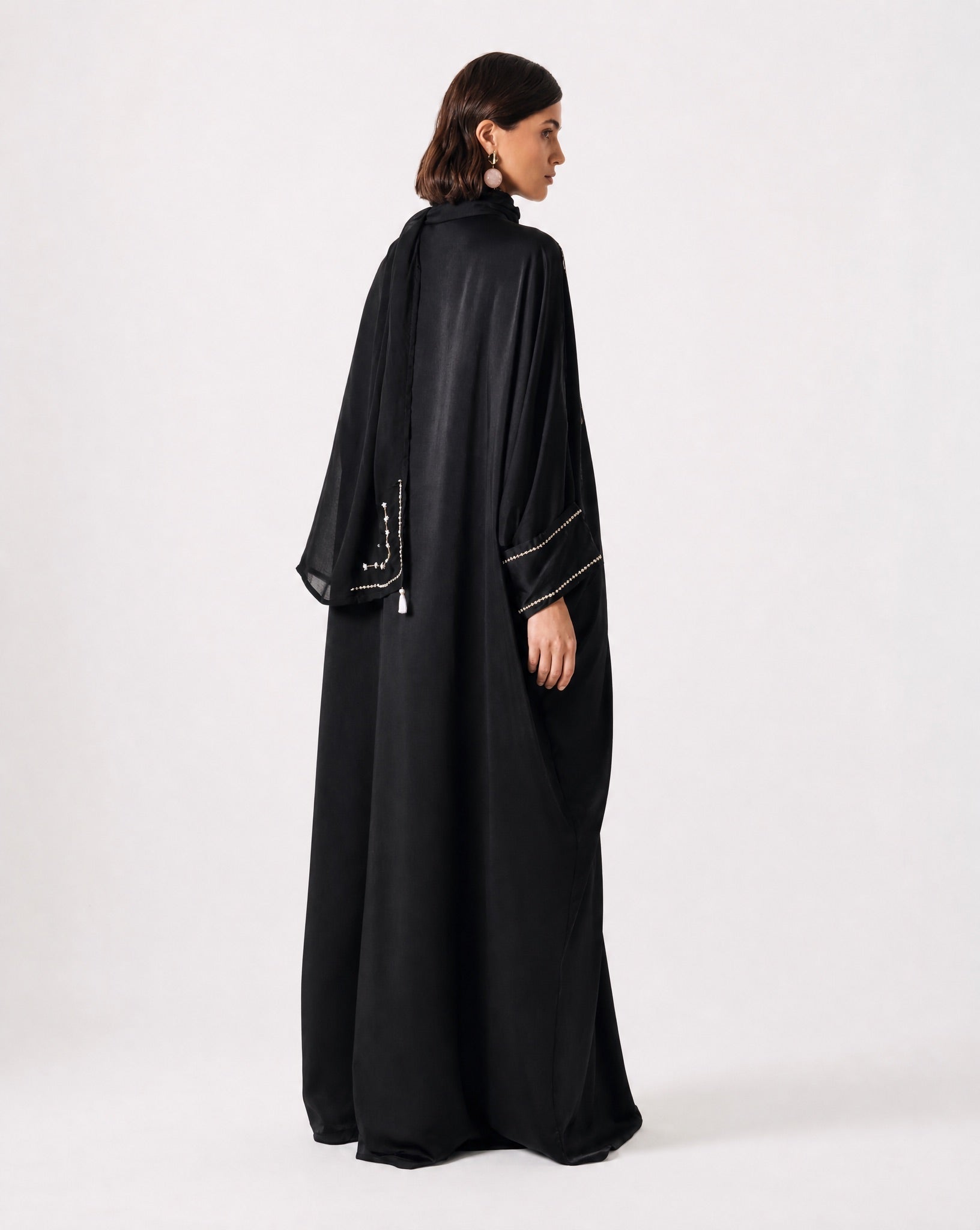 SUM1004 ABAYA - NORA AL SHAIKH - MIRA Y MANO
