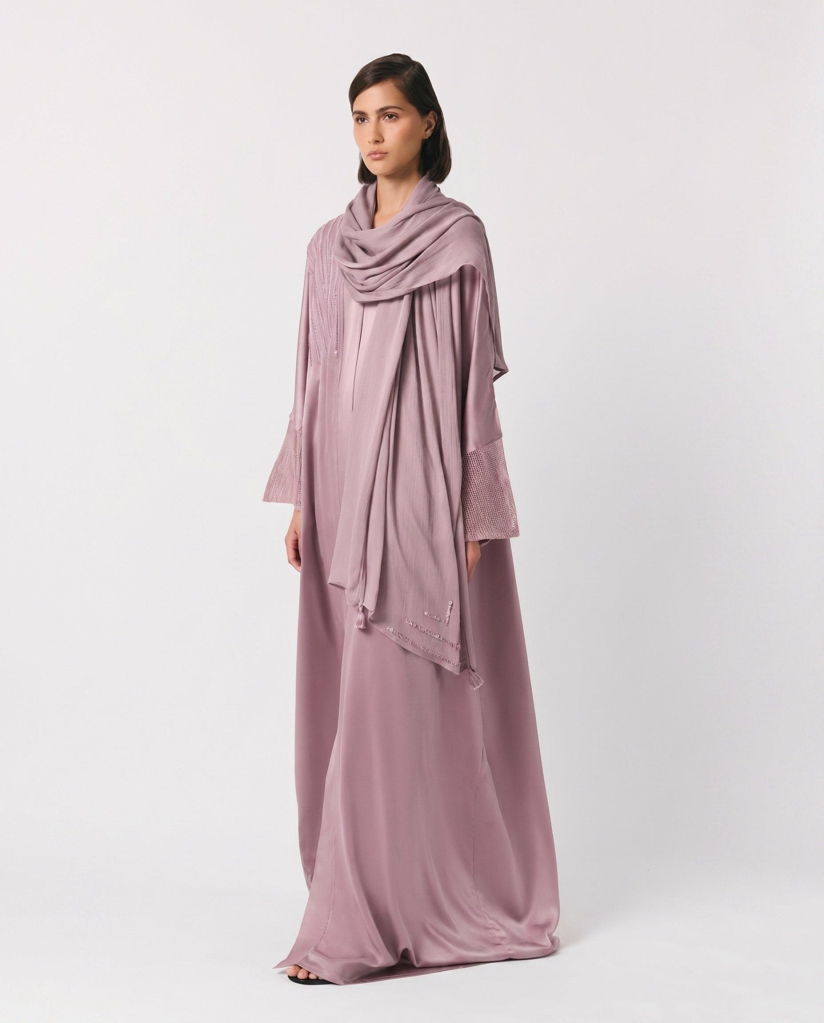 SUM1006 ABAYA - NORA AL SHAIKH - MIRA Y MANO