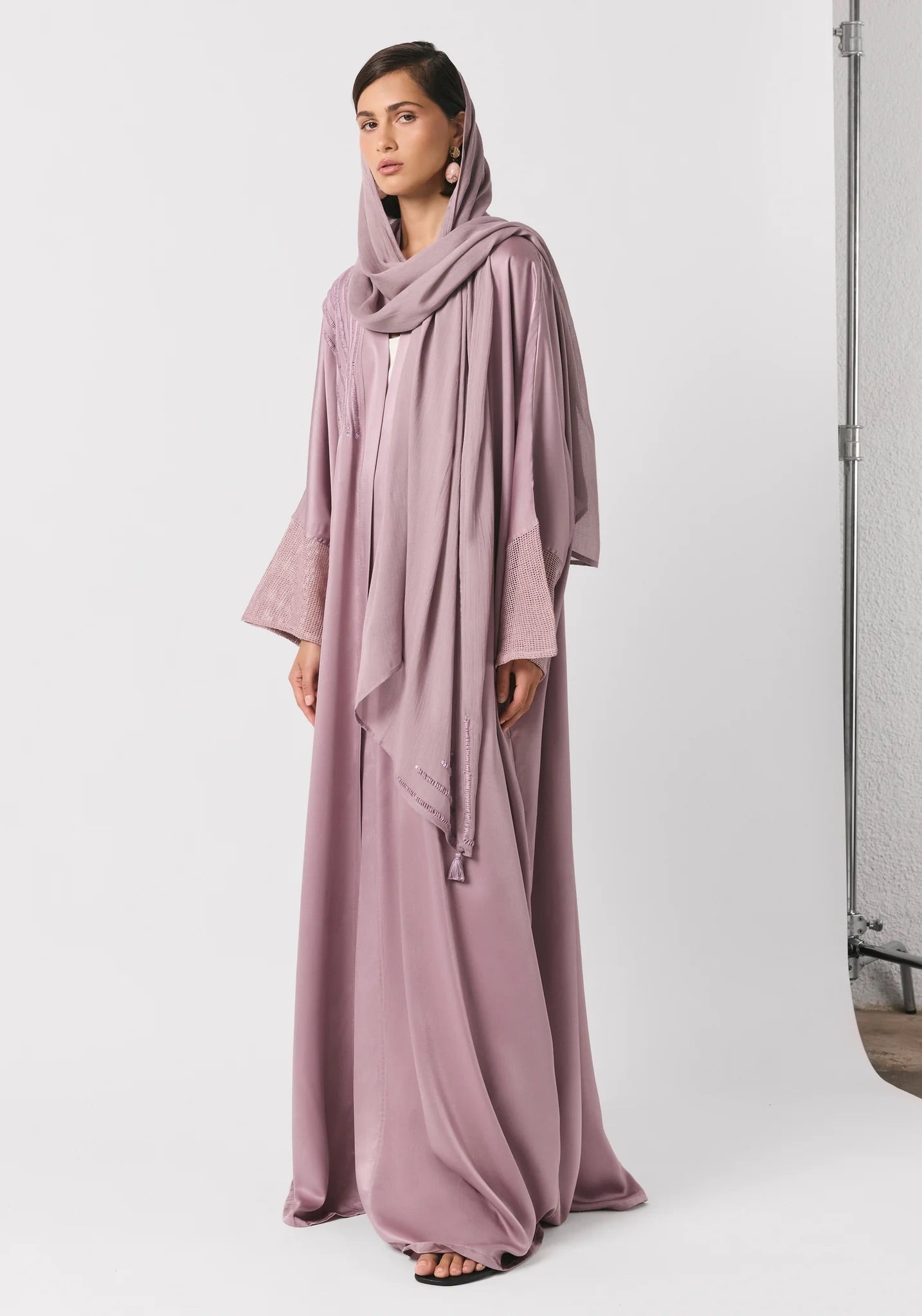 SUM1006 ABAYA - NORA AL SHAIKH - MIRA Y MANO