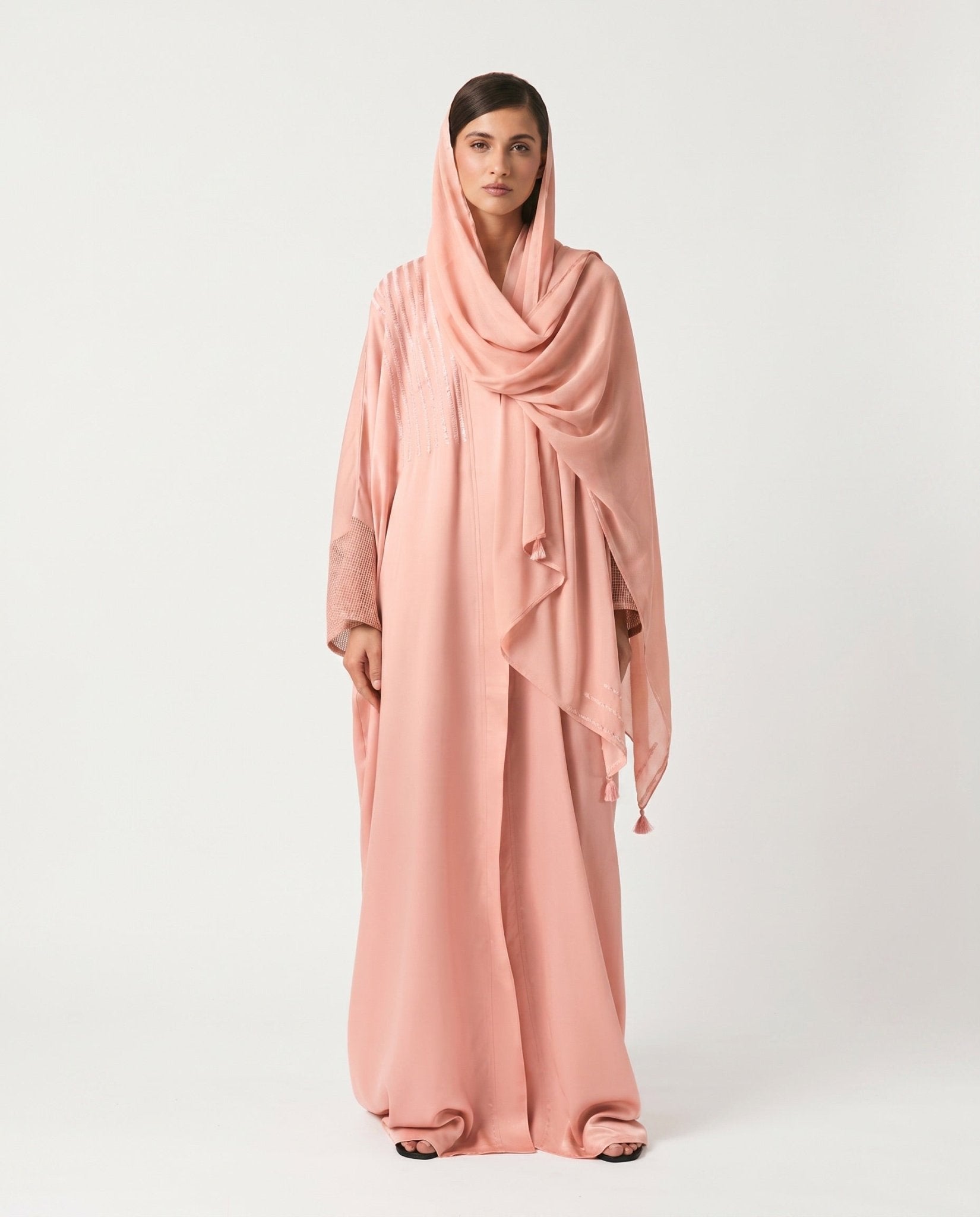 SUM1007 ABAYA - NORA AL SHAIKH - MIRA Y MANO