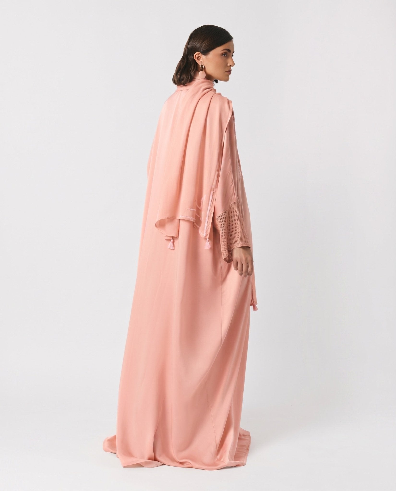 SUM1007 ABAYA - NORA AL SHAIKH - MIRA Y MANO