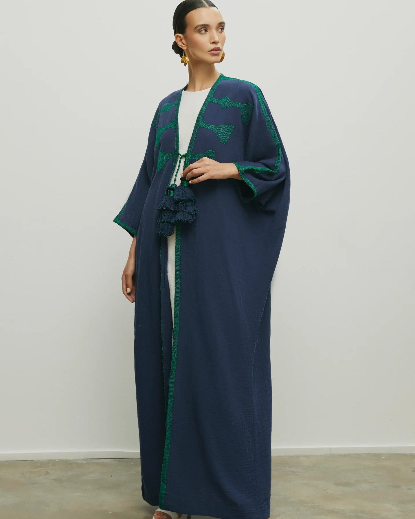 TASSEL ABAYA - NORA AL SHAIKH - MIRA Y MANO