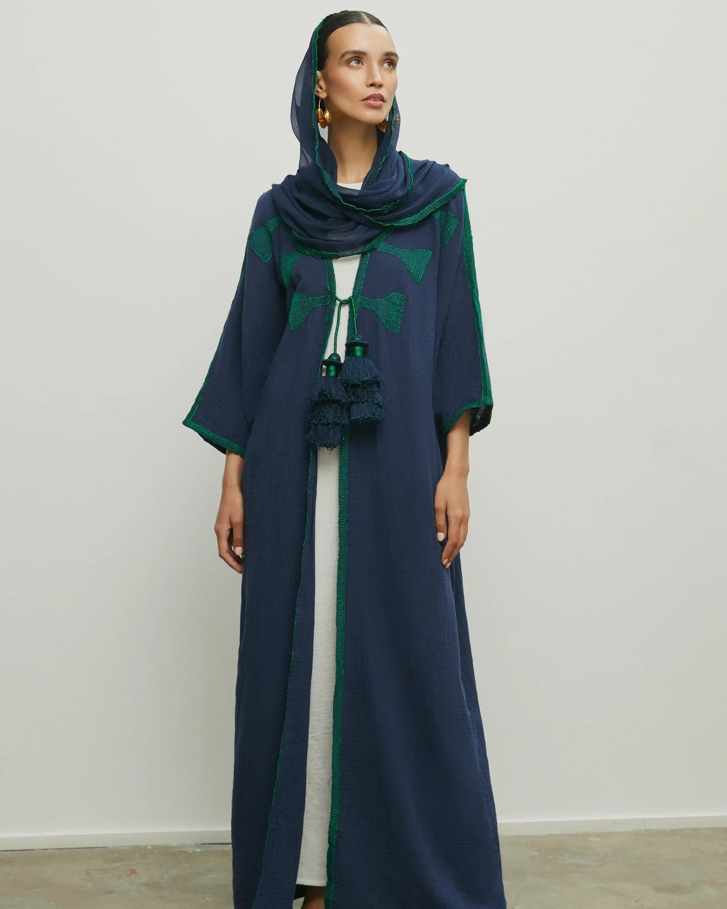 TASSEL ABAYA - NORA AL SHAIKH - MIRA Y MANO
