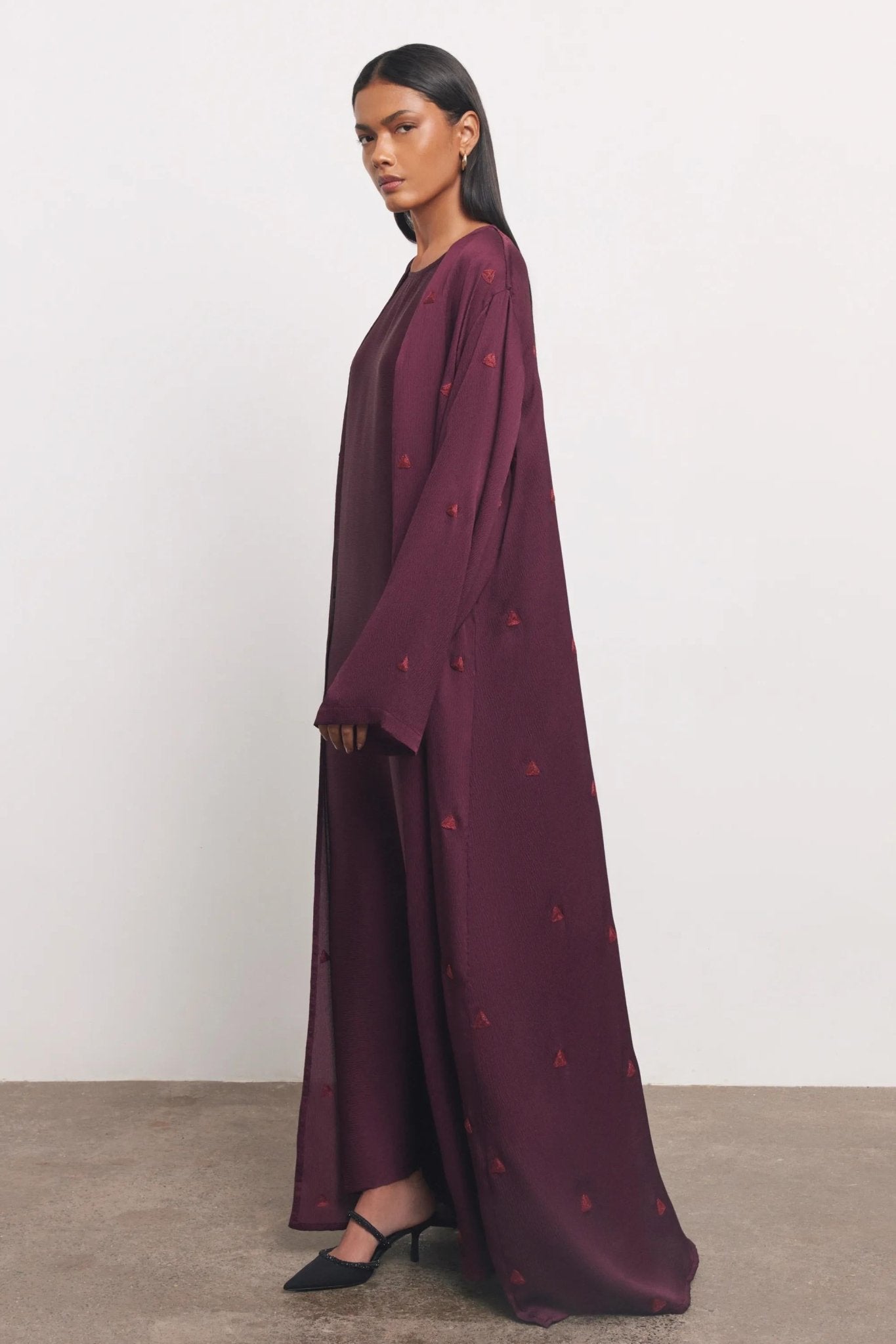 TRIANGLE ABAYA - MRN ABAYA - NORA AL SHAIKH - MIRA Y MANO