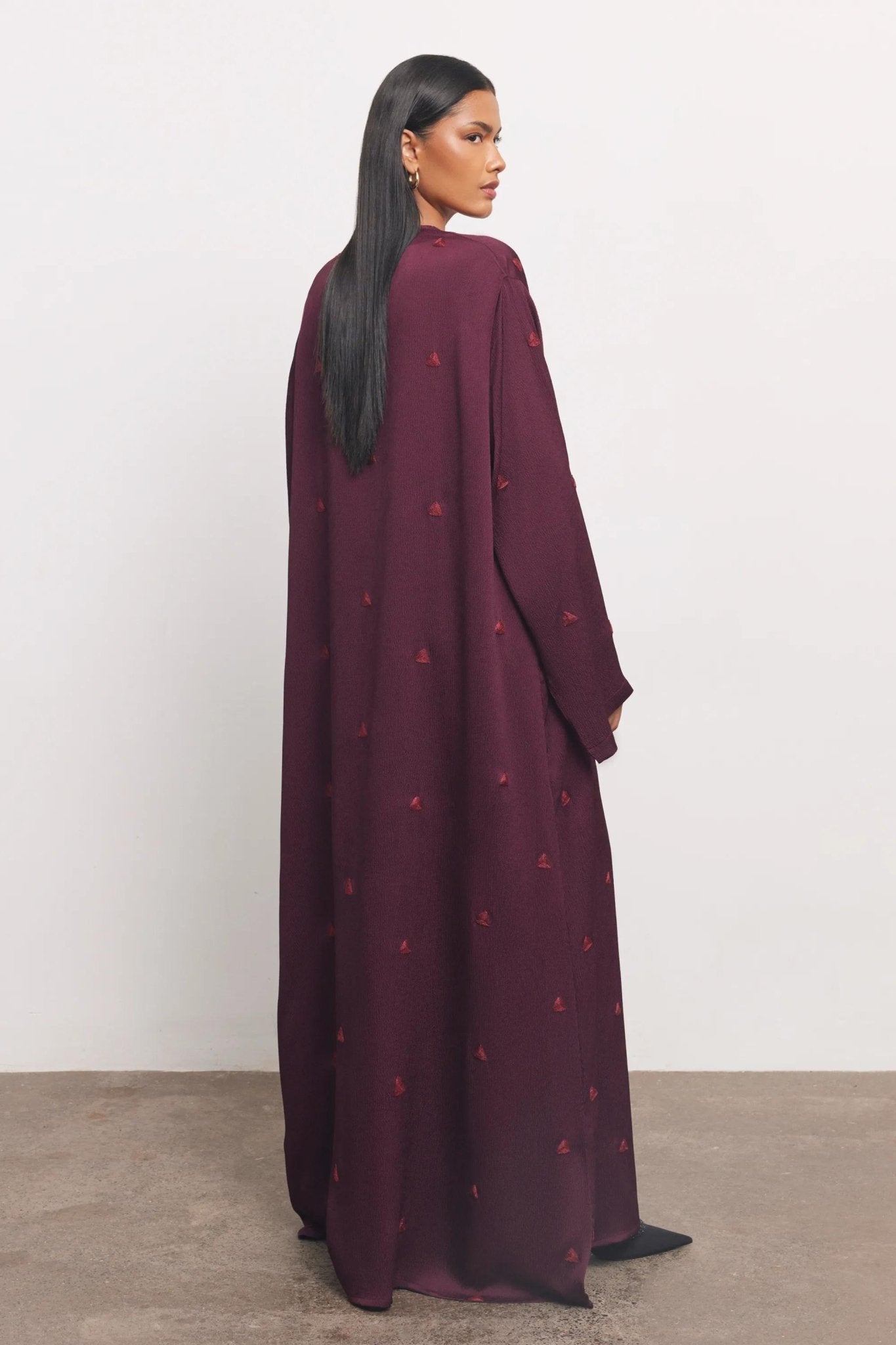TRIANGLE ABAYA - MRN ABAYA - NORA AL SHAIKH - MIRA Y MANO