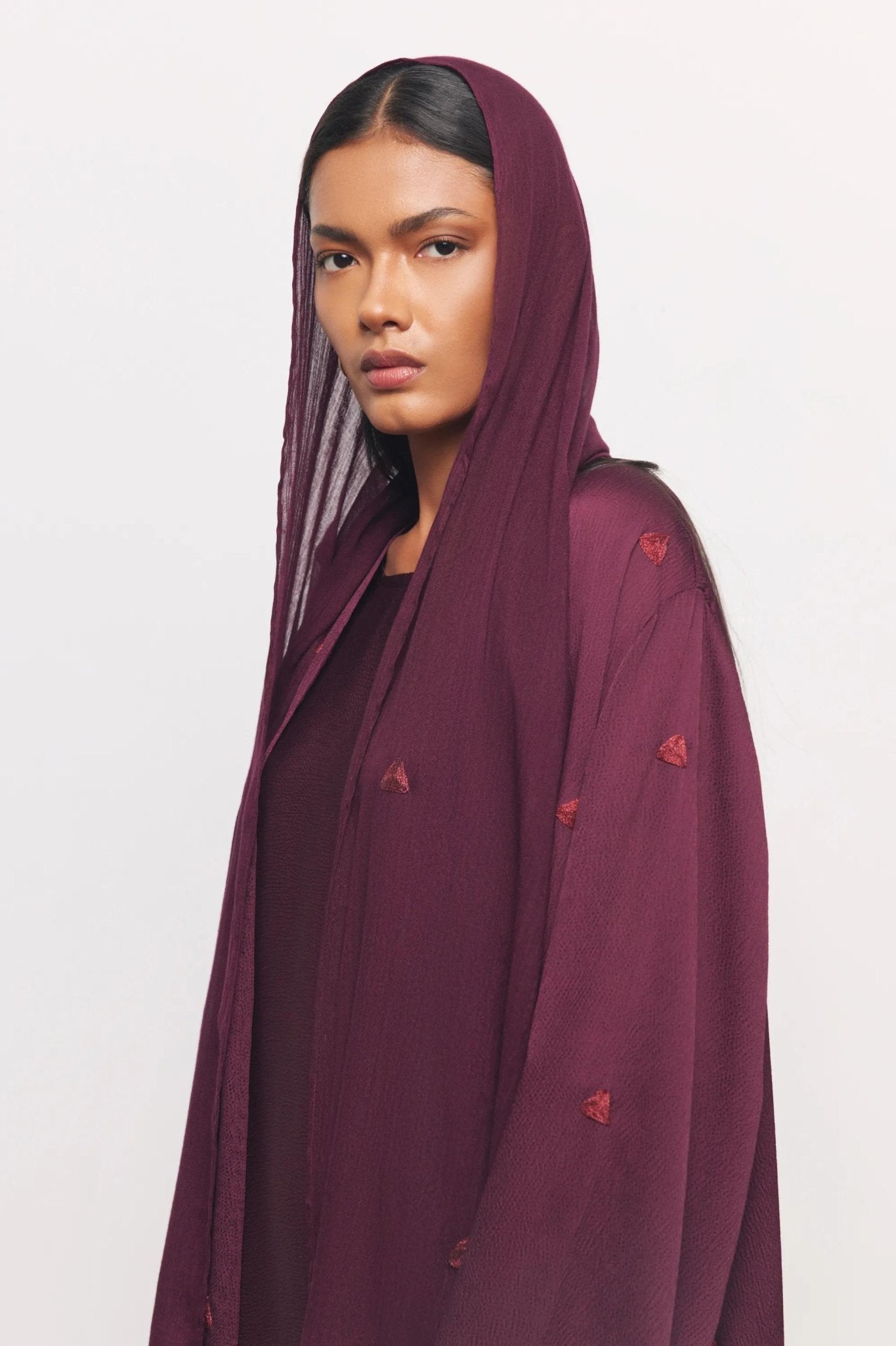 TRIANGLE ABAYA - MRN ABAYA - NORA AL SHAIKH - MIRA Y MANO