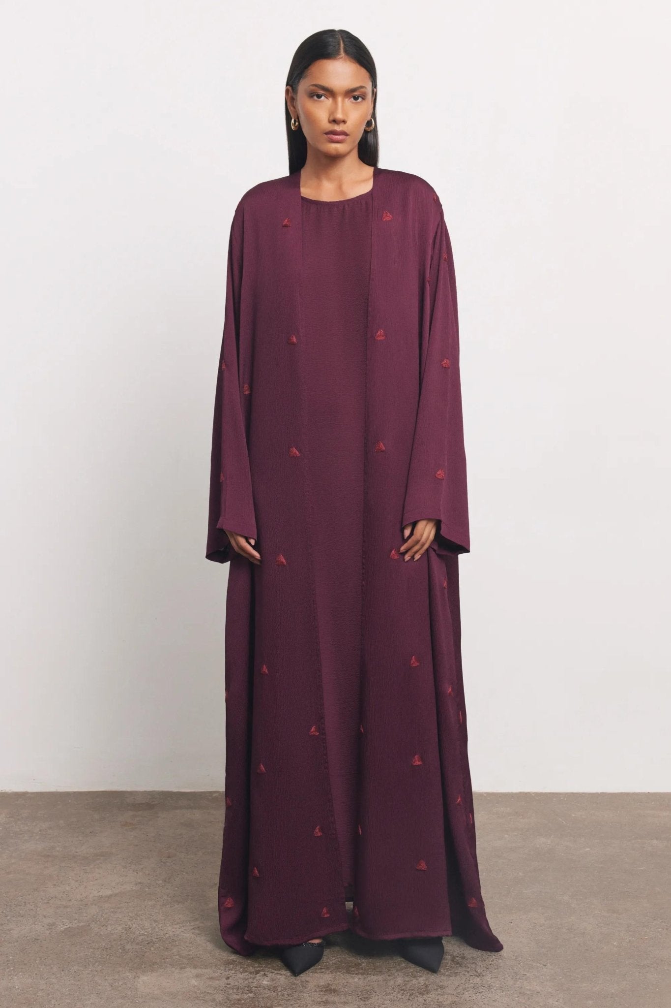 TRIANGLE ABAYA - MRN ABAYA - NORA AL SHAIKH - MIRA Y MANO