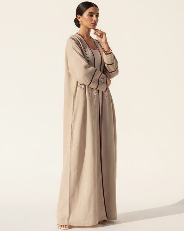 NF-AB-JADEELAH BE ABAYA - NOUF FETAIHI - MIRA Y MANO