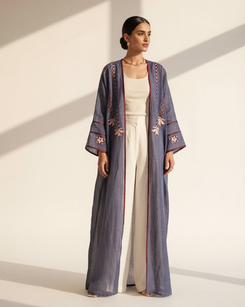 NF-AB-JADEELAH BL ABAYA - NOUF FETAIHI - MIRA Y MANO