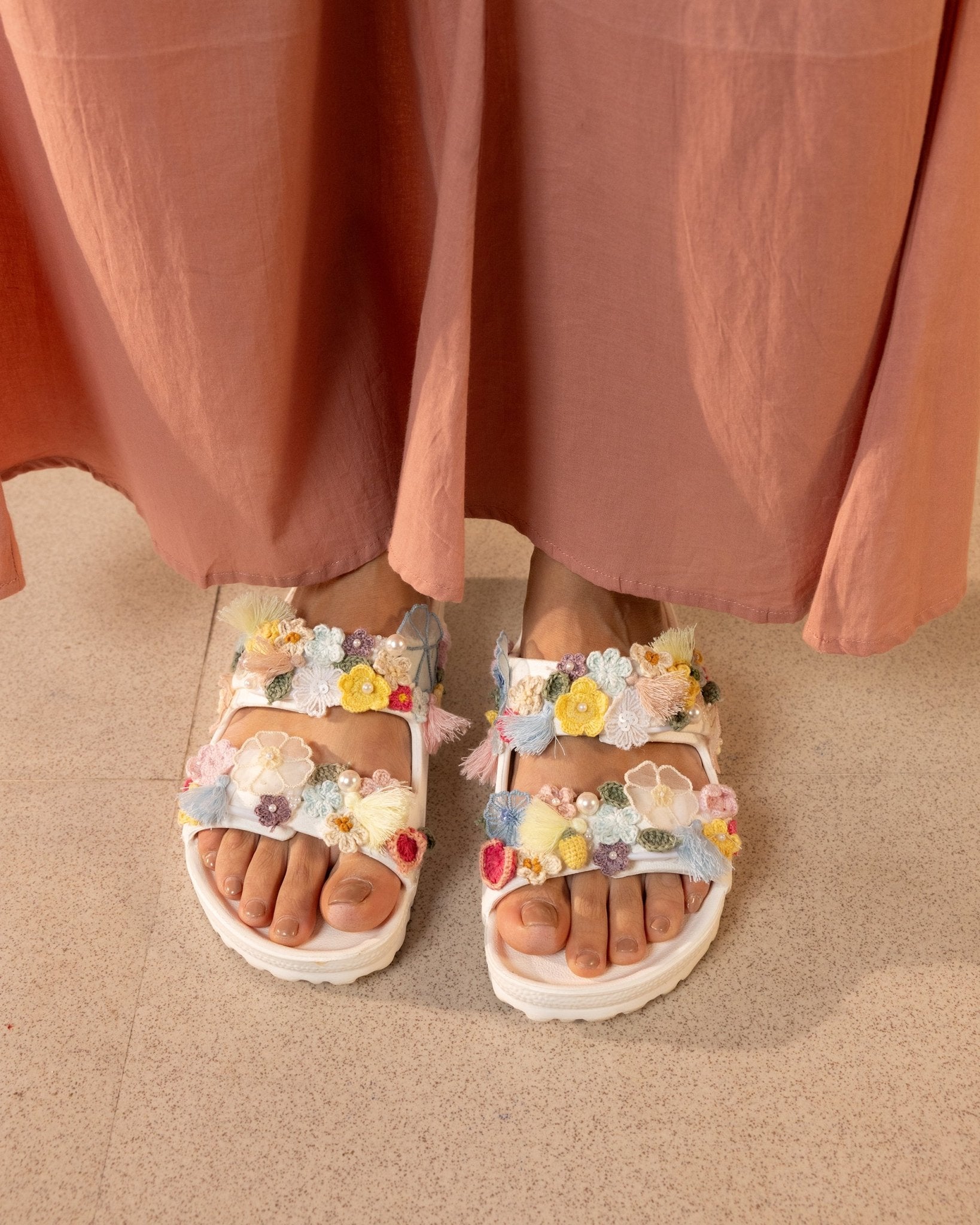 SUNLIT FOOTWEAR - OUR DVE - MIRA Y MANO