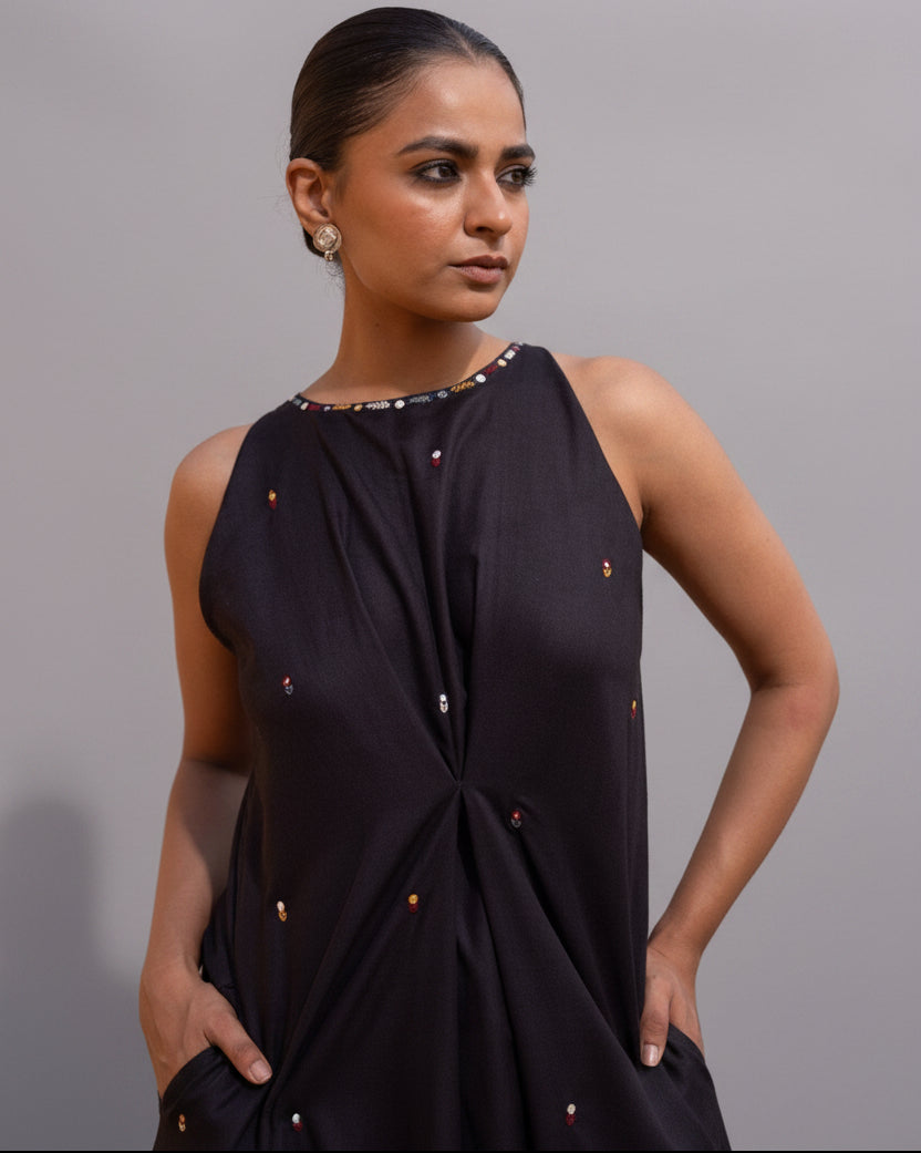 SYNTRA - BK DRESS - OUR DVE - MIRA Y MANO
