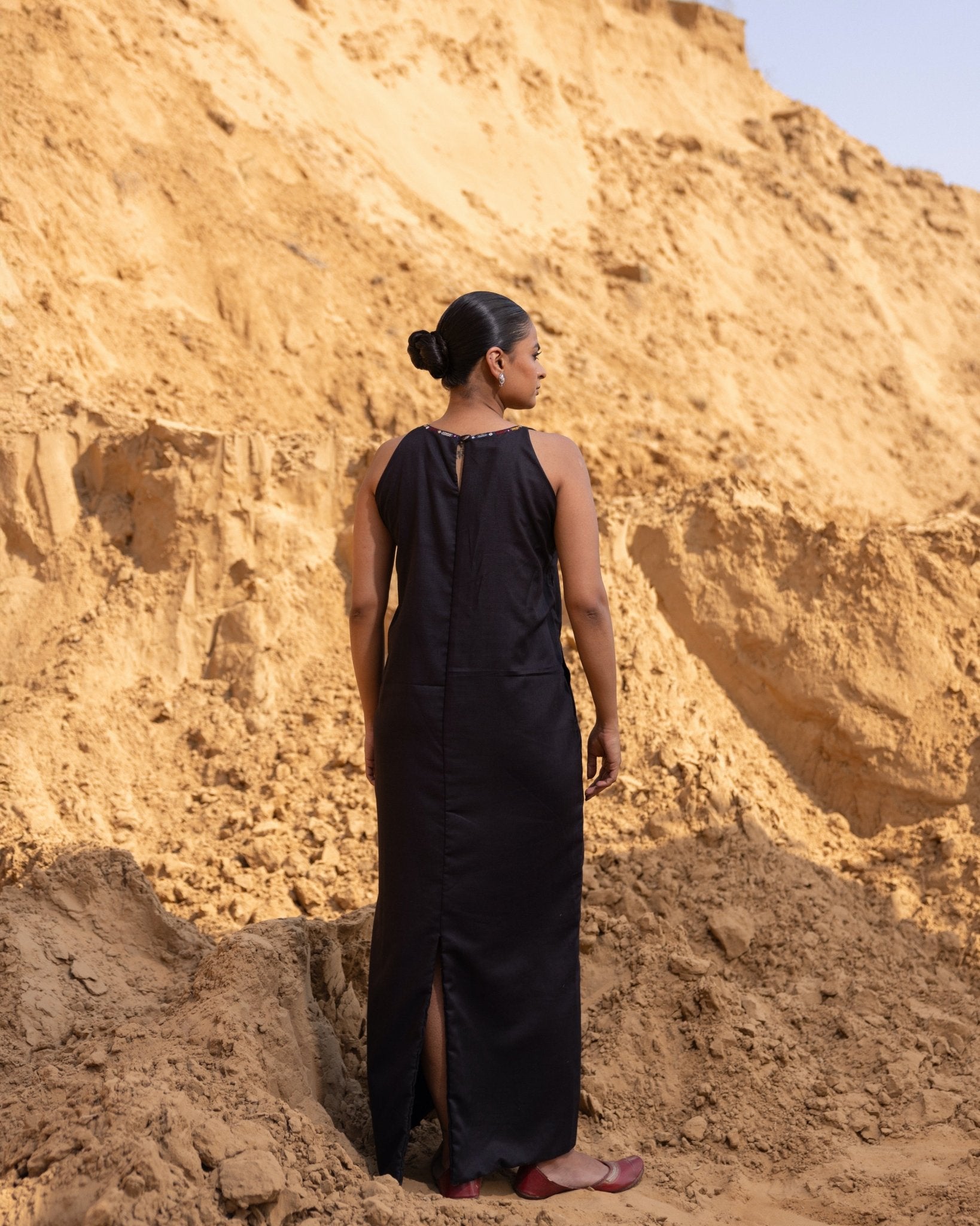 SYNTRA - BK DRESS - OUR DVE - MIRA Y MANO