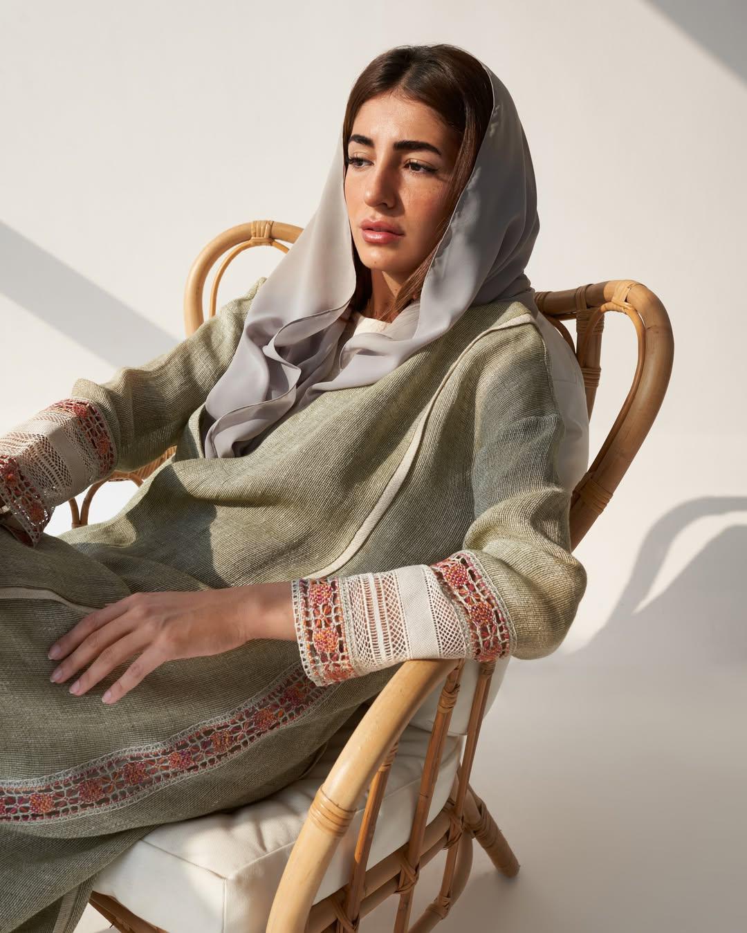 3399180 - G ABAYA - PEARL COLLECTION - MIRA Y MANO