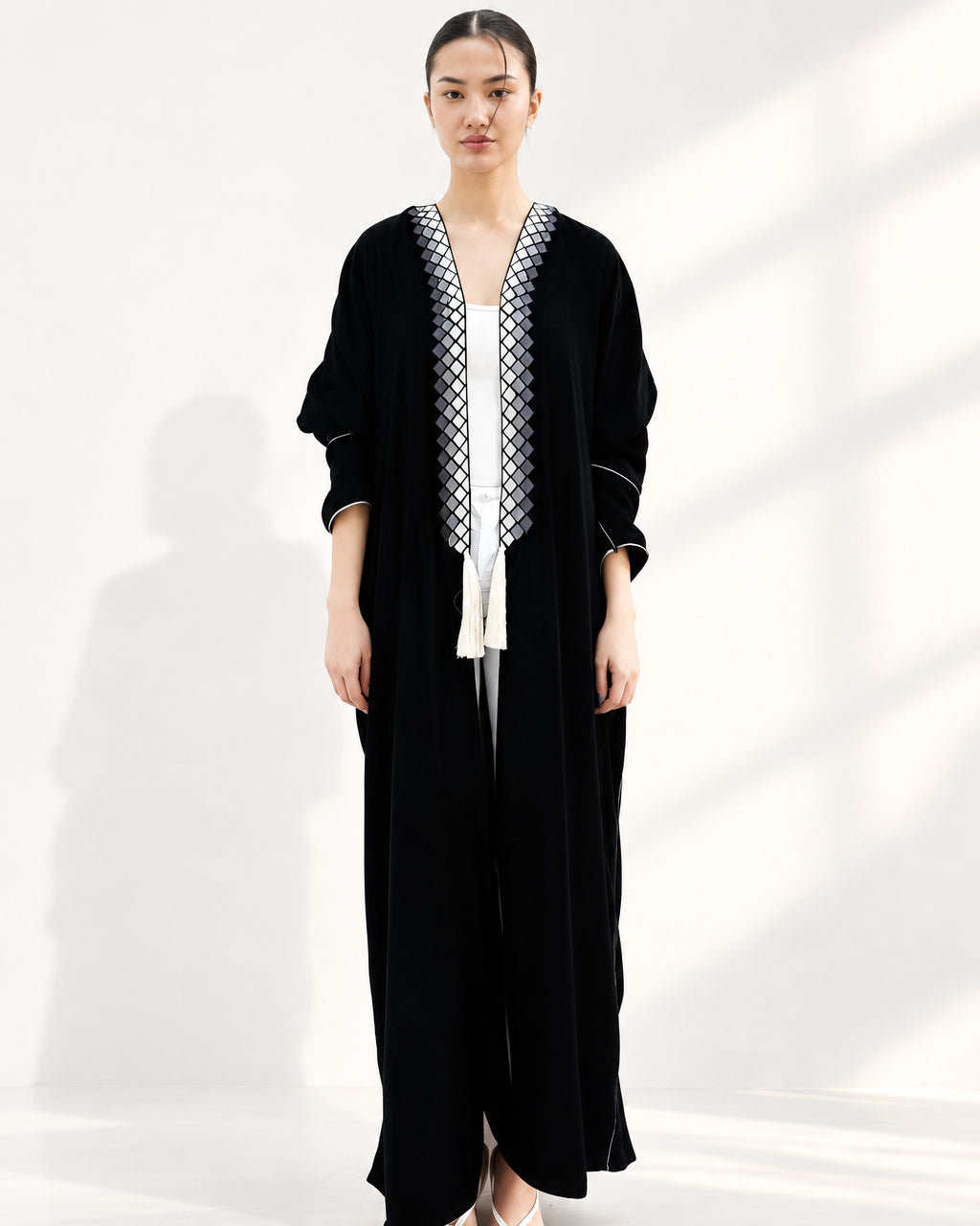 FRIDA IN BLACK ABAYA - PRIVILEGE OFFICIAL - MIRA Y MANO