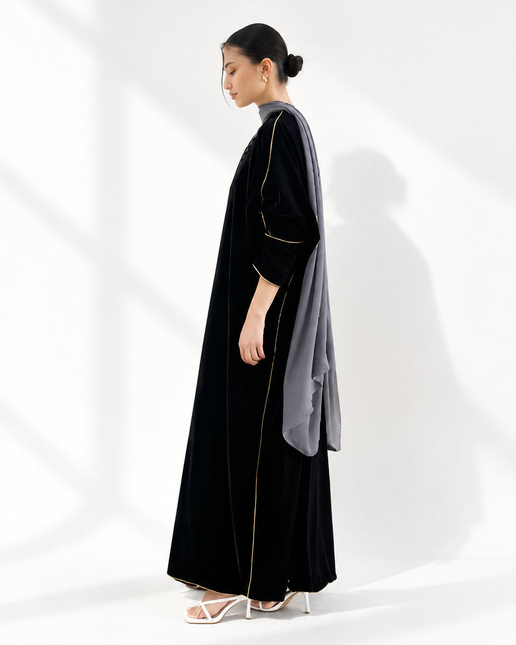 FRIDA IN BLACK ABAYA - PRIVILEGE OFFICIAL - MIRA Y MANO