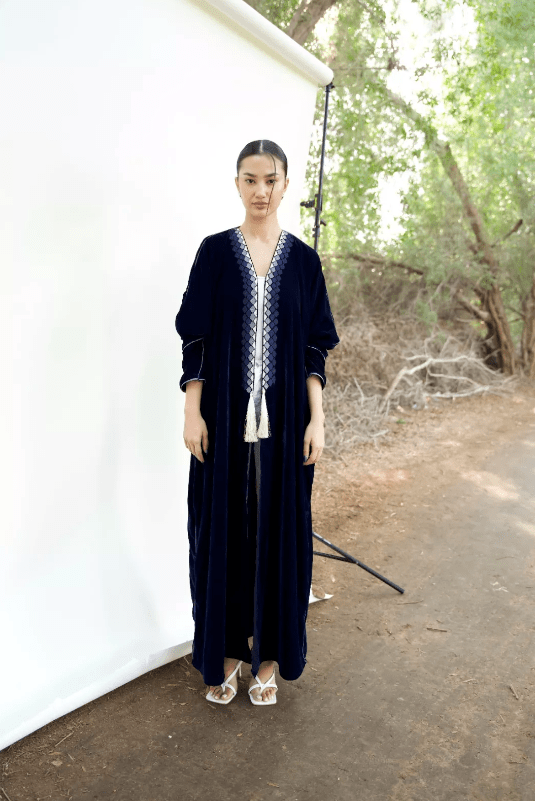 FRIDA IN NAVY ABAYA - PRIVILEGE OFFICIAL - MIRA Y MANO