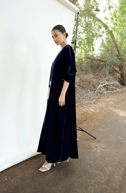 FRIDA IN NAVY ABAYA - PRIVILEGE OFFICIAL - MIRA Y MANO